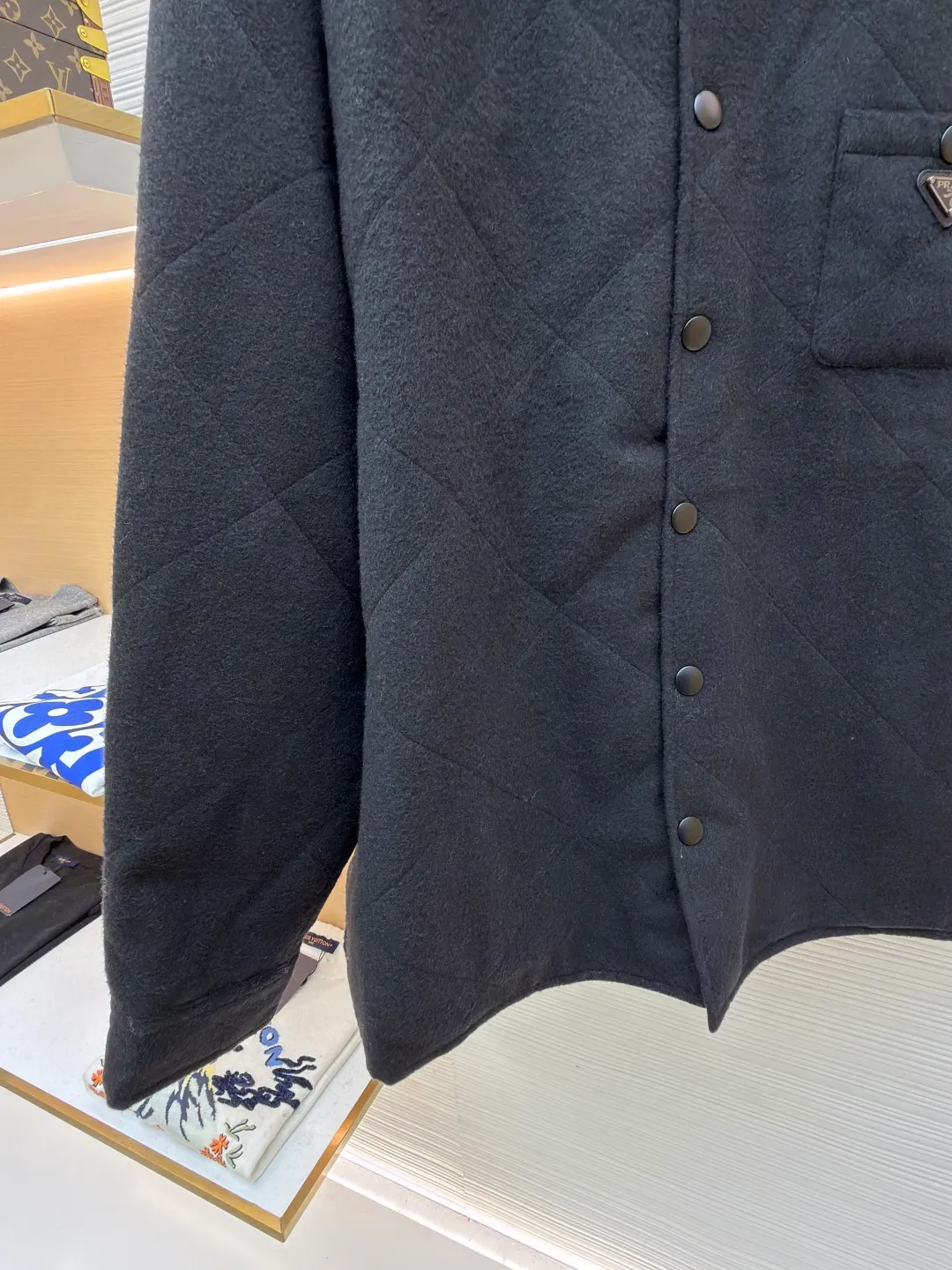 Prada Triangle Label Lapel Cotton Jacket ●Original version: Purchased and developed for 24900 ●Item number: 1682225-B60 ●Fabric: Wool blended fabric ●Technology: Manual disassembly and production ●Color: black ●Version: Fitted version ●Weight: about 800 grams ●Size: S-M-L-XL ●Description: Customized Xuanguang cashmere blend and large plaid down cotton with excellent texture Every inch contains a heavy sense of warmth. The main color is matte black with a touch of light. The rhombus matrix is used as the canvas to form a dynamic visual trap. The iconic enamel-coated triangular metal logo is embellished to highlight the elegance and nobility of the brand. The lining and down cotton design highlight the wrapping effect. It cleverly combines the warmth of cotton clothing with the aesthetics of life. It displays unparalleled luxury and charm in a low-key manner. The infrared positioning of the "Prada triangle mark" by an imported special machine is more precise and firm. Purely manual post-water disassembly process. After completing the initial combination of the lining cloth and the down cotton, the craftsmen will make further adjustments and disassembly in the water. The lining cloth and the down cotton can achieve a perfect combination, making the lining cloth and the down cotton more closely combined. Beautiful and neat, the template machine lines. The computer template machine's line process shows extremely high neatness and smoothness. The craftsman accurately controls the size during the operation to ensure that each line meets the design requirements. The lines of the entire template are smooth and unified. Neat and beautiful. The overall wiring is straight and delicate, the fabric is comfortable and soft, and the color is consistent without color difference. It can be matched with the same style to create a fashionable look and control various occasions. Customized accessories, complete with three standards, same style for men and women!