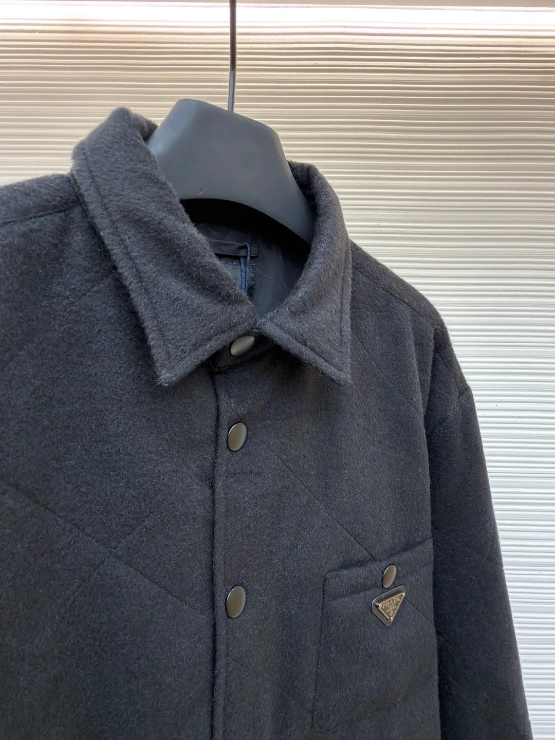 Prada Triangle Label Lapel Cotton Jacket ●Original version: Purchased and developed for 24900 ●Item number: 1682225-B60 ●Fabric: Wool blended fabric ●Technology: Manual disassembly and production ●Color: black ●Version: Fitted version ●Weight: about 800 grams ●Size: S-M-L-XL ●Description: Customized Xuanguang cashmere blend and large plaid down cotton with excellent texture Every inch contains a heavy sense of warmth. The main color is matte black with a touch of light. The rhombus matrix is used as the canvas to form a dynamic visual trap. The iconic enamel-coated triangular metal logo is embellished to highlight the elegance and nobility of the brand. The lining and down cotton design highlight the wrapping effect. It cleverly combines the warmth of cotton clothing with the aesthetics of life. It displays unparalleled luxury and charm in a low-key manner. The infrared positioning of the "Prada triangle mark" by an imported special machine is more precise and firm. Purely manual post-water disassembly process. After completing the initial combination of the lining cloth and the down cotton, the craftsmen will make further adjustments and disassembly in the water. The lining cloth and the down cotton can achieve a perfect combination, making the lining cloth and the down cotton more closely combined. Beautiful and neat, the template machine lines. The computer template machine's line process shows extremely high neatness and smoothness. The craftsman accurately controls the size during the operation to ensure that each line meets the design requirements. The lines of the entire template are smooth and unified. Neat and beautiful. The overall wiring is straight and delicate, the fabric is comfortable and soft, and the color is consistent without color difference. It can be matched with the same style to create a fashionable look and control various occasions. Customized accessories, complete with three standards, same style for men and women!