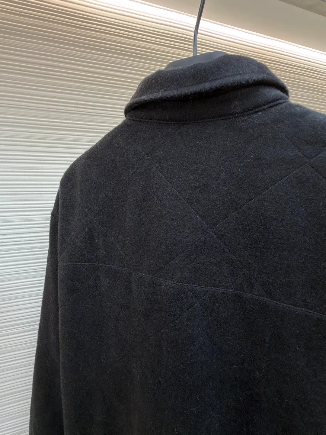 Prada Triangle Label Lapel Cotton Jacket ●Original version: Purchased and developed for 24900 ●Item number: 1682225-B60 ●Fabric: Wool blended fabric ●Technology: Manual disassembly and production ●Color: black ●Version: Fitted version ●Weight: about 800 grams ●Size: S-M-L-XL ●Description: Customized Xuanguang cashmere blend and large plaid down cotton with excellent texture Every inch contains a heavy sense of warmth. The main color is matte black with a touch of light. The rhombus matrix is used as the canvas to form a dynamic visual trap. The iconic enamel-coated triangular metal logo is embellished to highlight the elegance and nobility of the brand. The lining and down cotton design highlight the wrapping effect. It cleverly combines the warmth of cotton clothing with the aesthetics of life. It displays unparalleled luxury and charm in a low-key manner. The infrared positioning of the "Prada triangle mark" by an imported special machine is more precise and firm. Purely manual post-water disassembly process. After completing the initial combination of the lining cloth and the down cotton, the craftsmen will make further adjustments and disassembly in the water. The lining cloth and the down cotton can achieve a perfect combination, making the lining cloth and the down cotton more closely combined. Beautiful and neat, the template machine lines. The computer template machine's line process shows extremely high neatness and smoothness. The craftsman accurately controls the size during the operation to ensure that each line meets the design requirements. The lines of the entire template are smooth and unified. Neat and beautiful. The overall wiring is straight and delicate, the fabric is comfortable and soft, and the color is consistent without color difference. It can be matched with the same style to create a fashionable look and control various occasions. Customized accessories, complete with three standards, same style for men and women!