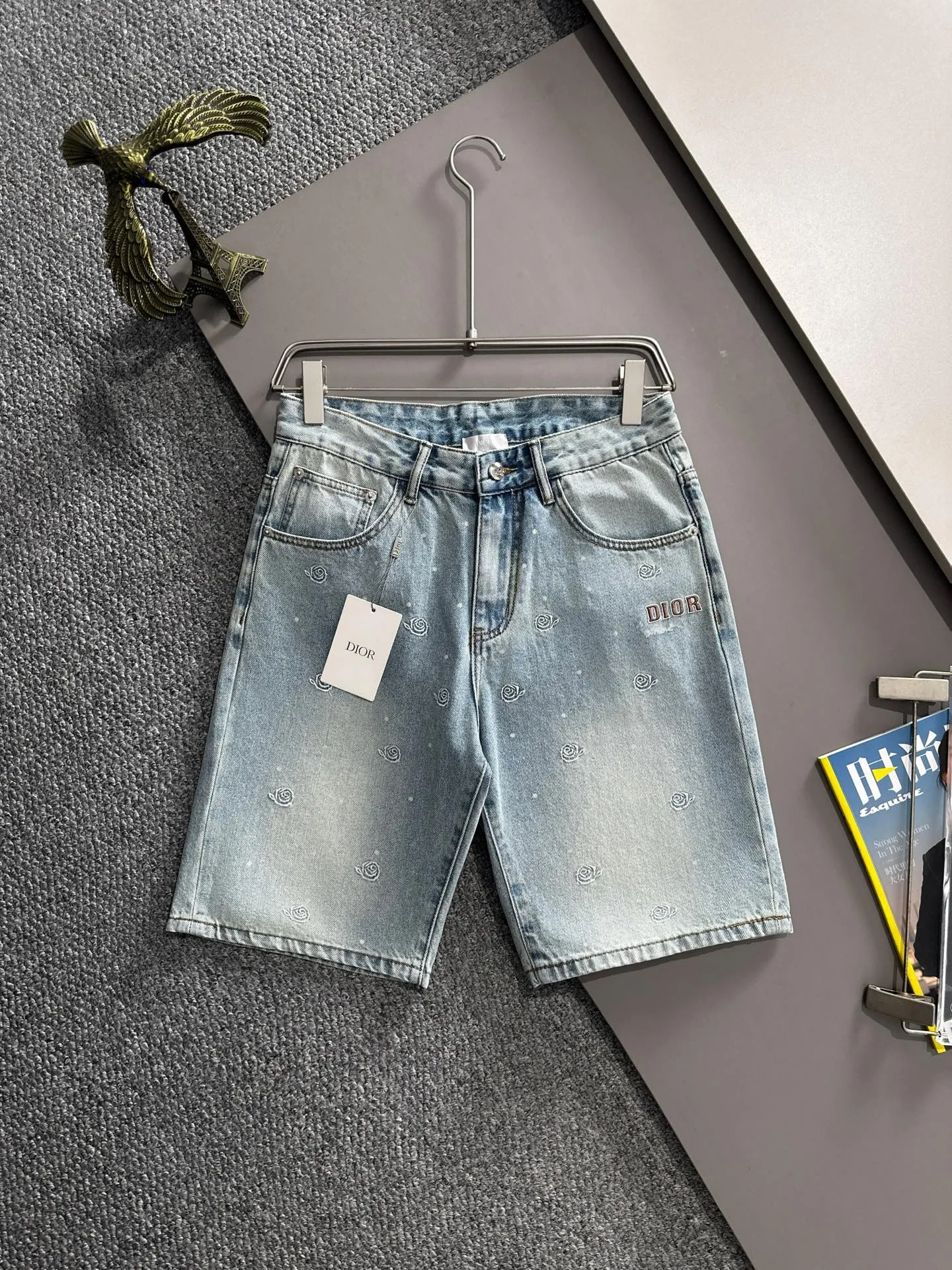 🅿️330 Dior 2025 summer new jeans denim shorts are produced using imported Japanese Denim plain cotton denim fabrics, complete with three standards. The top stone-washed process makes the texture reach the old taste of the 1980s. It is soft, delicate, comfortable and breathable. The color has a modern and fashionable vicissitudes. The upper body is versatile and fashionable! Light luxury, a must-have item for daily commuting! Code number: 28-40 (please state your height and weight when placing an order)