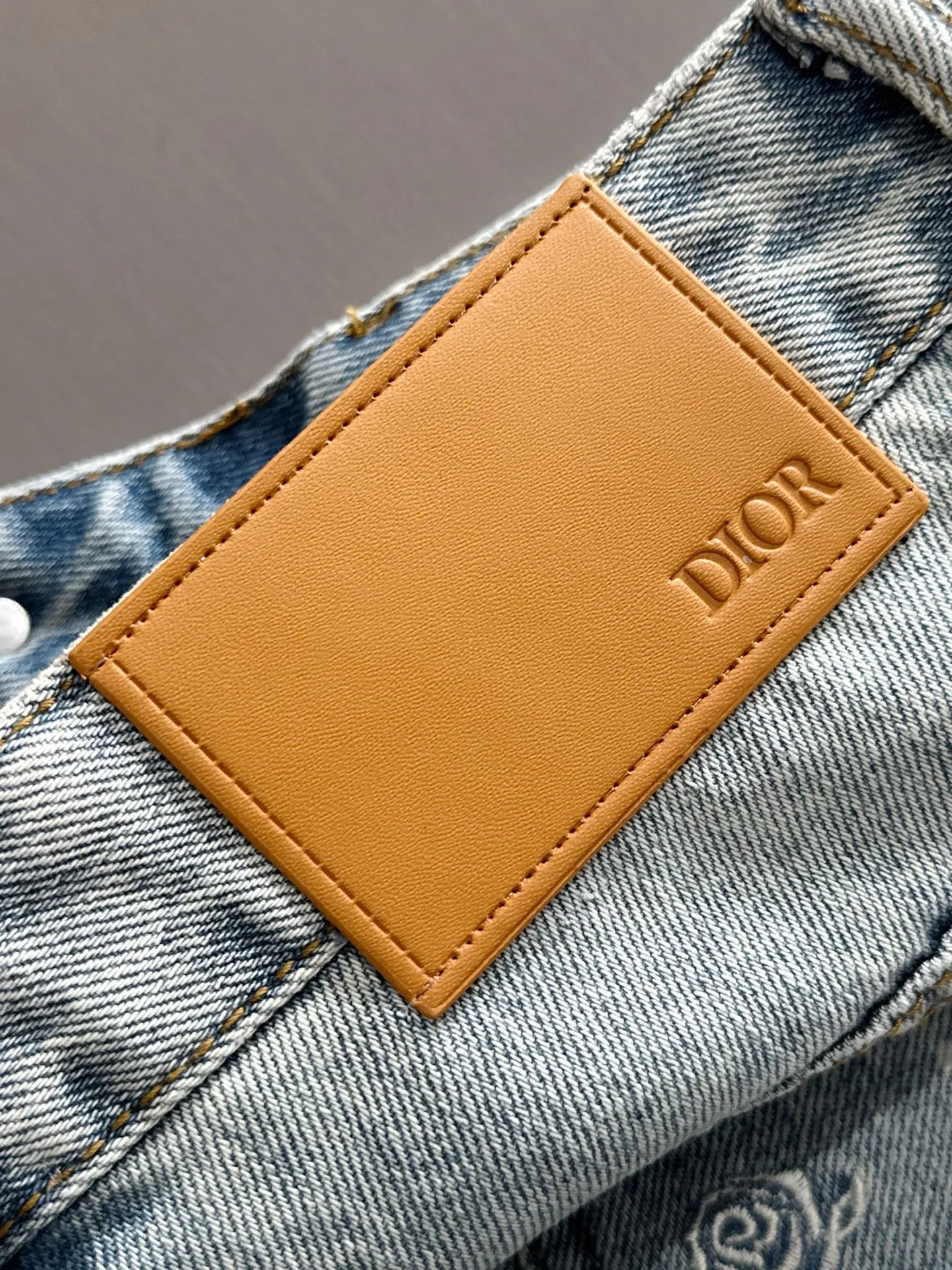 🅿️330 Dior 2025 summer new jeans denim shorts are produced using imported Japanese Denim plain cotton denim fabrics, complete with three standards. The top stone-washed process makes the texture reach the old taste of the 1980s. It is soft, delicate, comfortable and breathable. The color has a modern and fashionable vicissitudes. The upper body is versatile and fashionable! Light luxury, a must-have item for daily commuting! Code number: 28-40 (please state your height and weight when placing an order)