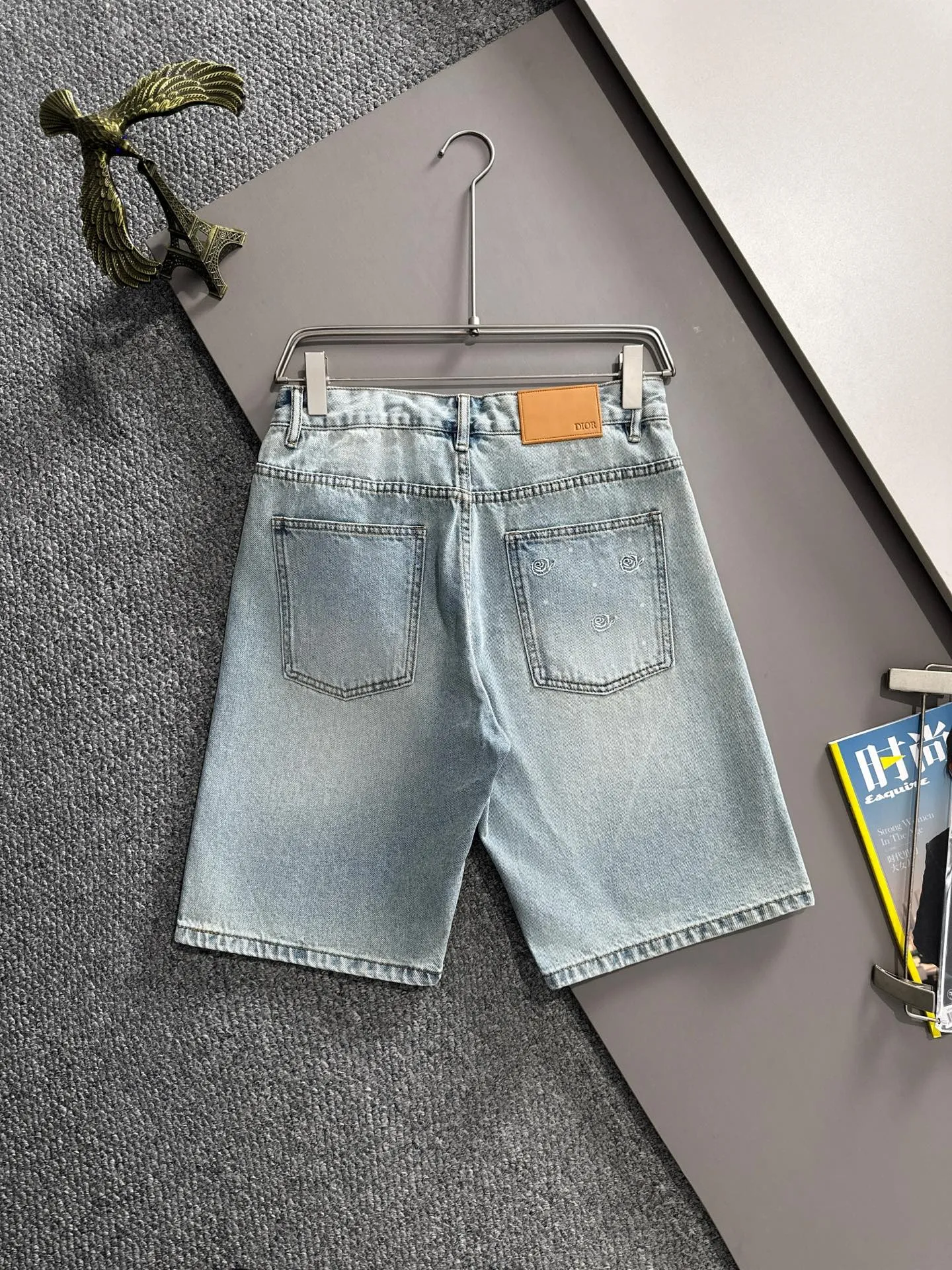 🅿️330 Dior 2025 summer new jeans denim shorts are produced using imported Japanese Denim plain cotton denim fabrics, complete with three standards. The top stone-washed process makes the texture reach the old taste of the 1980s. It is soft, delicate, comfortable and breathable. The color has a modern and fashionable vicissitudes. The upper body is versatile and fashionable! Light luxury, a must-have item for daily commuting! Code number: 28-40 (please state your height and weight when placing an order)