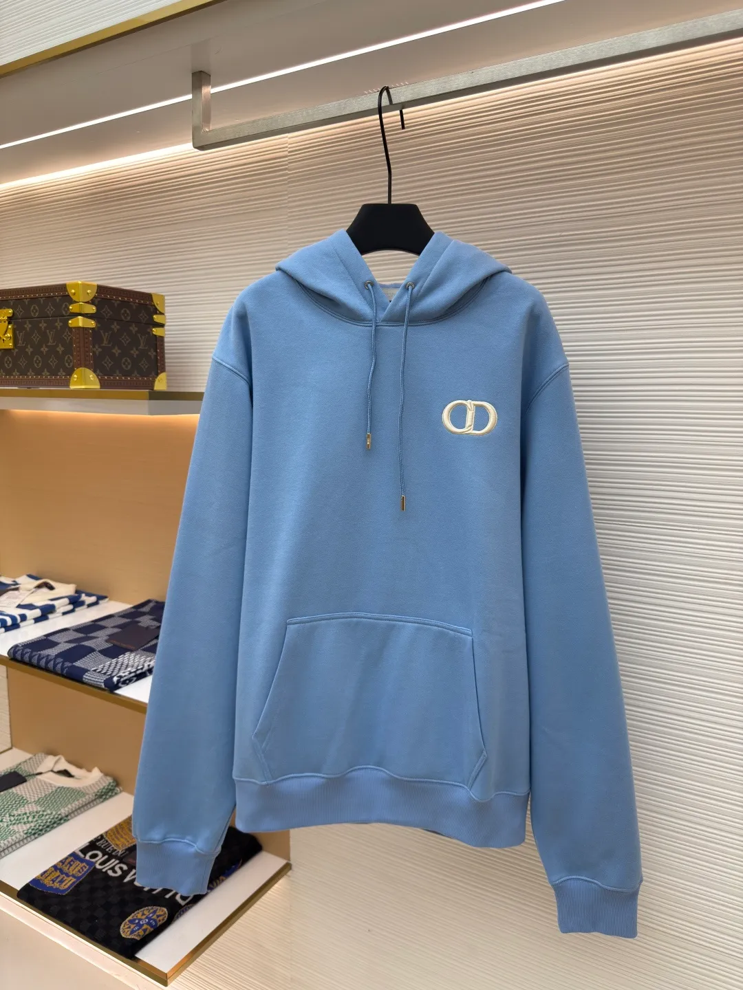 DIOR logo embroidered long-sleeved hoodie ●Authentic product: purchased and developed by 4054 ●Item number: 1680346-A85 ●Fabric: pure cotton fabric ●Technology: embroidery production ●Version: loose fit ●Weight: about 750 grams ●Size: S-M-L-XL ●Description: Made of customized cotton fabric, with classic high-density logo embroidery on the chest and velvet design on the inside. It can be matched with bottoms of the same season to create a fashionable look. It can be worn inside or outside to suit various occasions. Customized accessories, complete with three labels, same style for men and women!