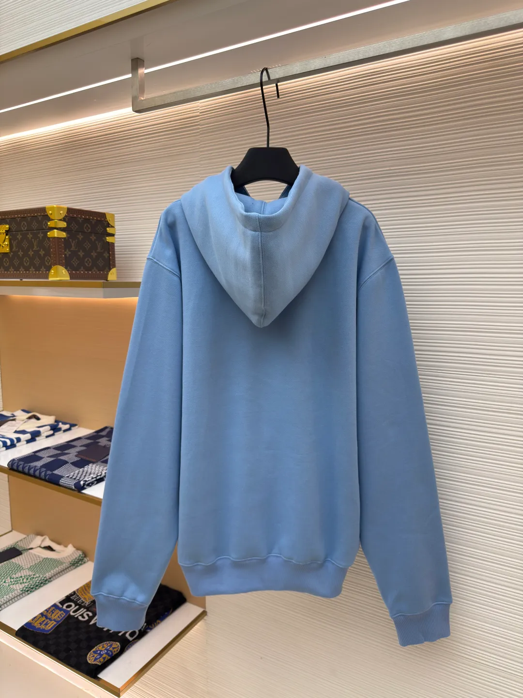 DIOR logo embroidered long-sleeved hoodie ●Authentic product: purchased and developed by 4054 ●Item number: 1680346-A85 ●Fabric: pure cotton fabric ●Technology: embroidery production ●Version: loose fit ●Weight: about 750 grams ●Size: S-M-L-XL ●Description: Made of customized cotton fabric, with classic high-density logo embroidery on the chest and velvet design on the inside. It can be matched with bottoms of the same season to create a fashionable look. It can be worn inside or outside to suit various occasions. Customized accessories, complete with three labels, same style for men and women!