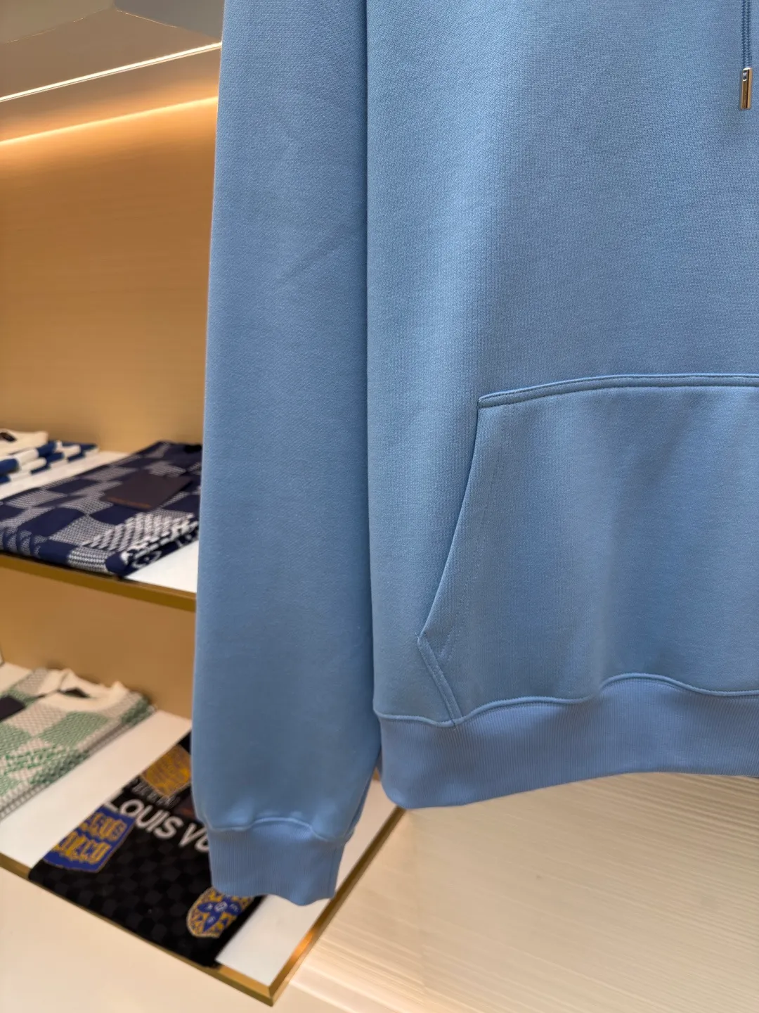 DIOR logo embroidered long-sleeved hoodie ●Authentic product: purchased and developed by 4054 ●Item number: 1680346-A85 ●Fabric: pure cotton fabric ●Technology: embroidery production ●Version: loose fit ●Weight: about 750 grams ●Size: S-M-L-XL ●Description: Made of customized cotton fabric, with classic high-density logo embroidery on the chest and velvet design on the inside. It can be matched with bottoms of the same season to create a fashionable look. It can be worn inside or outside to suit various occasions. Customized accessories, complete with three labels, same style for men and women!