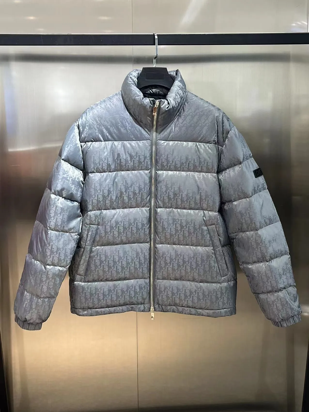 🅿️780 packaged goose down. This color matching does not include duck down. The popular model uses high-quality fabrics to show dazzling and always maintains a high-end and gorgeous design line. The workmanship is fine, symbolizing the highest spirit of French fashion culture. 🔥Counter version⚠️The highest version on the market, super good quality. Original hardware customization, jacquard craft fabric, goose down filling. Color: black, navy blue, sky blue, gray, silver gray, code number: 44 46 48 50 52