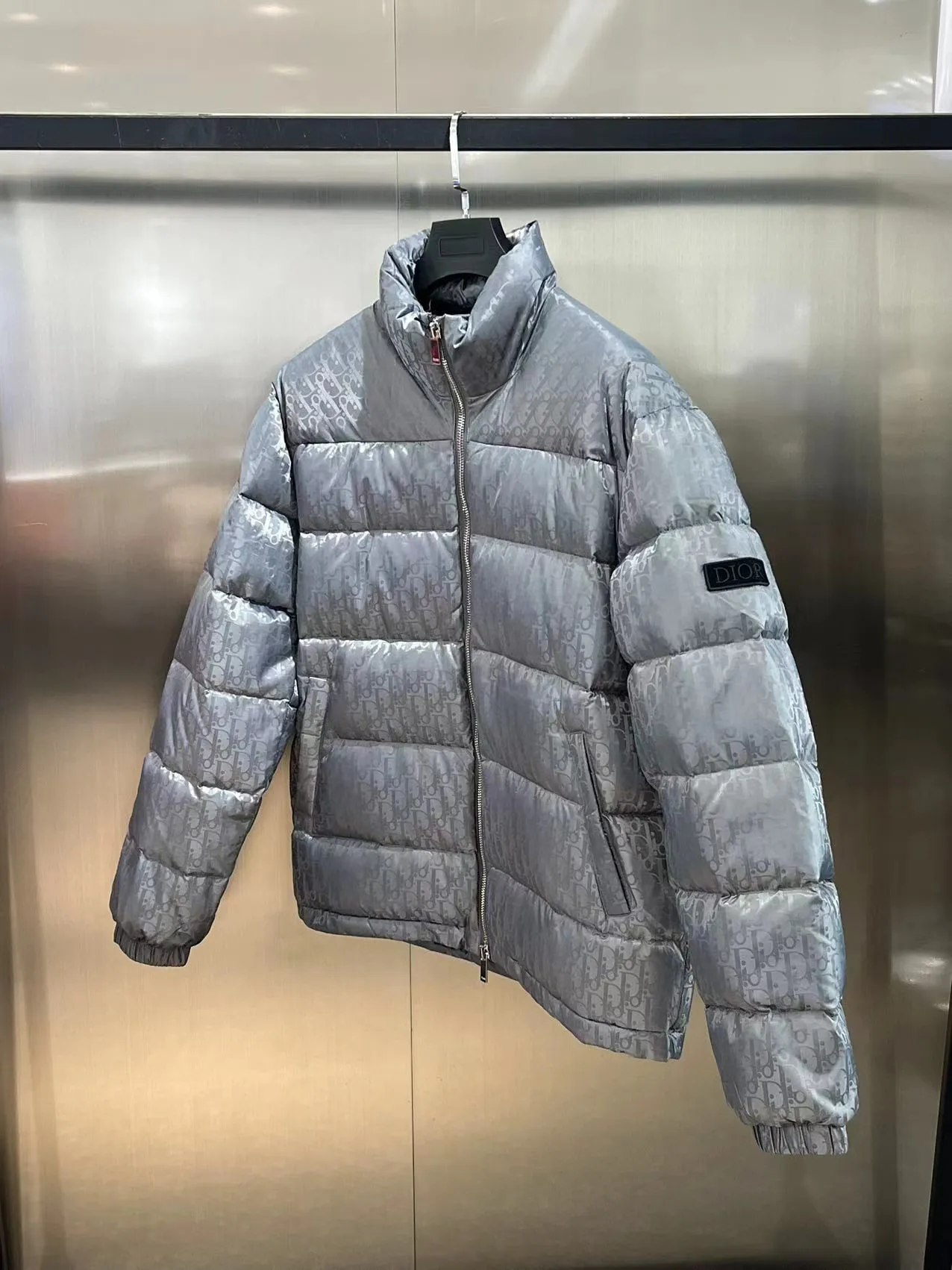 🅿️780 packaged goose down. This color matching does not include duck down. The popular model uses high-quality fabrics to show dazzling and always maintains a high-end and gorgeous design line. The workmanship is fine, symbolizing the highest spirit of French fashion culture. 🔥Counter version⚠️The highest version on the market, super good quality. Original hardware customization, jacquard craft fabric, goose down filling. Color: black, navy blue, sky blue, gray, silver gray, code number: 44 46 48 50 52