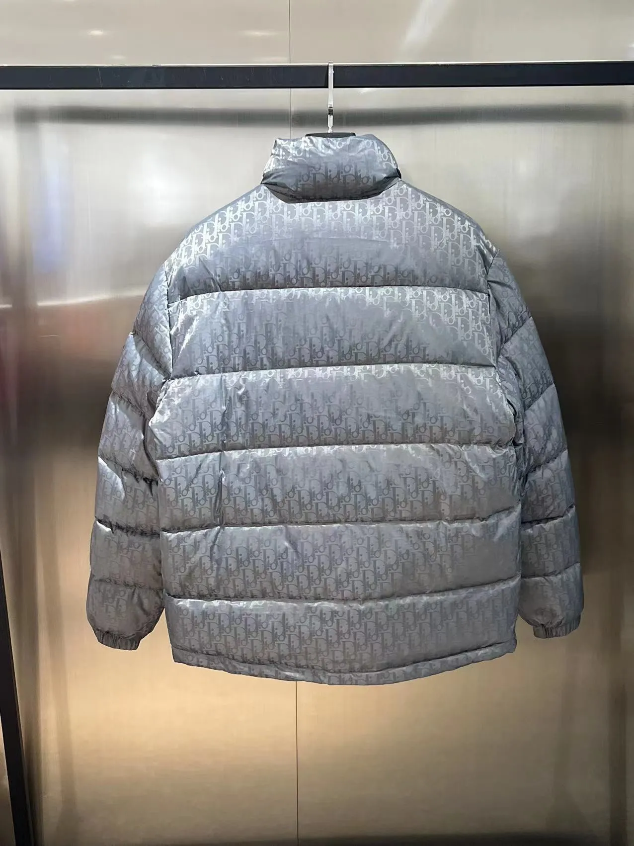🅿️780 packaged goose down. This color matching does not include duck down. The popular model uses high-quality fabrics to show dazzling and always maintains a high-end and gorgeous design line. The workmanship is fine, symbolizing the highest spirit of French fashion culture. 🔥Counter version⚠️The highest version on the market, super good quality. Original hardware customization, jacquard craft fabric, goose down filling. Color: black, navy blue, sky blue, gray, silver gray, code number: 44 46 48 50 52