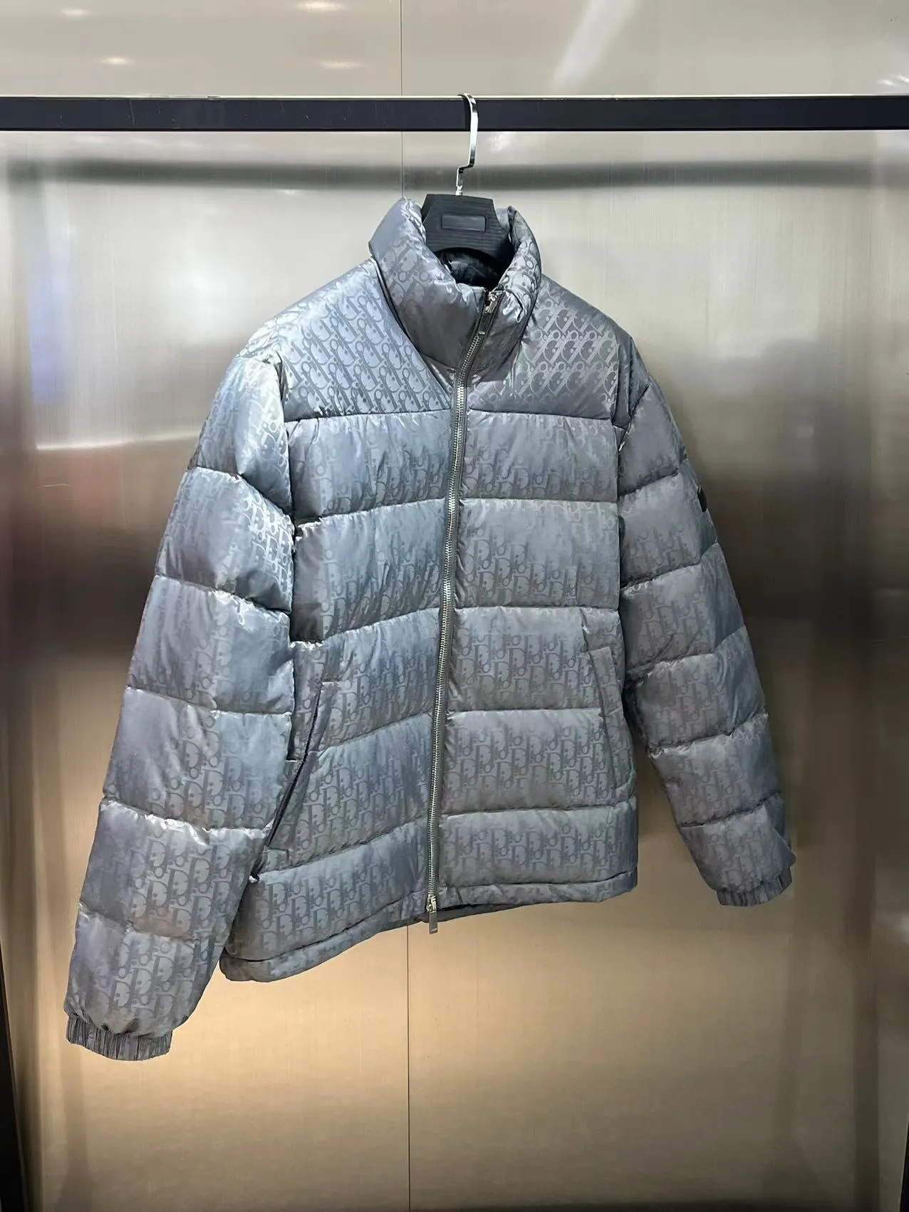 🅿️780 packaged goose down. This color matching does not include duck down. The popular model uses high-quality fabrics to show dazzling and always maintains a high-end and gorgeous design line. The workmanship is fine, symbolizing the highest spirit of French fashion culture. 🔥Counter version⚠️The highest version on the market, super good quality. Original hardware customization, jacquard craft fabric, goose down filling. Color: black, navy blue, sky blue, gray, silver gray, code number: 44 46 48 50 52