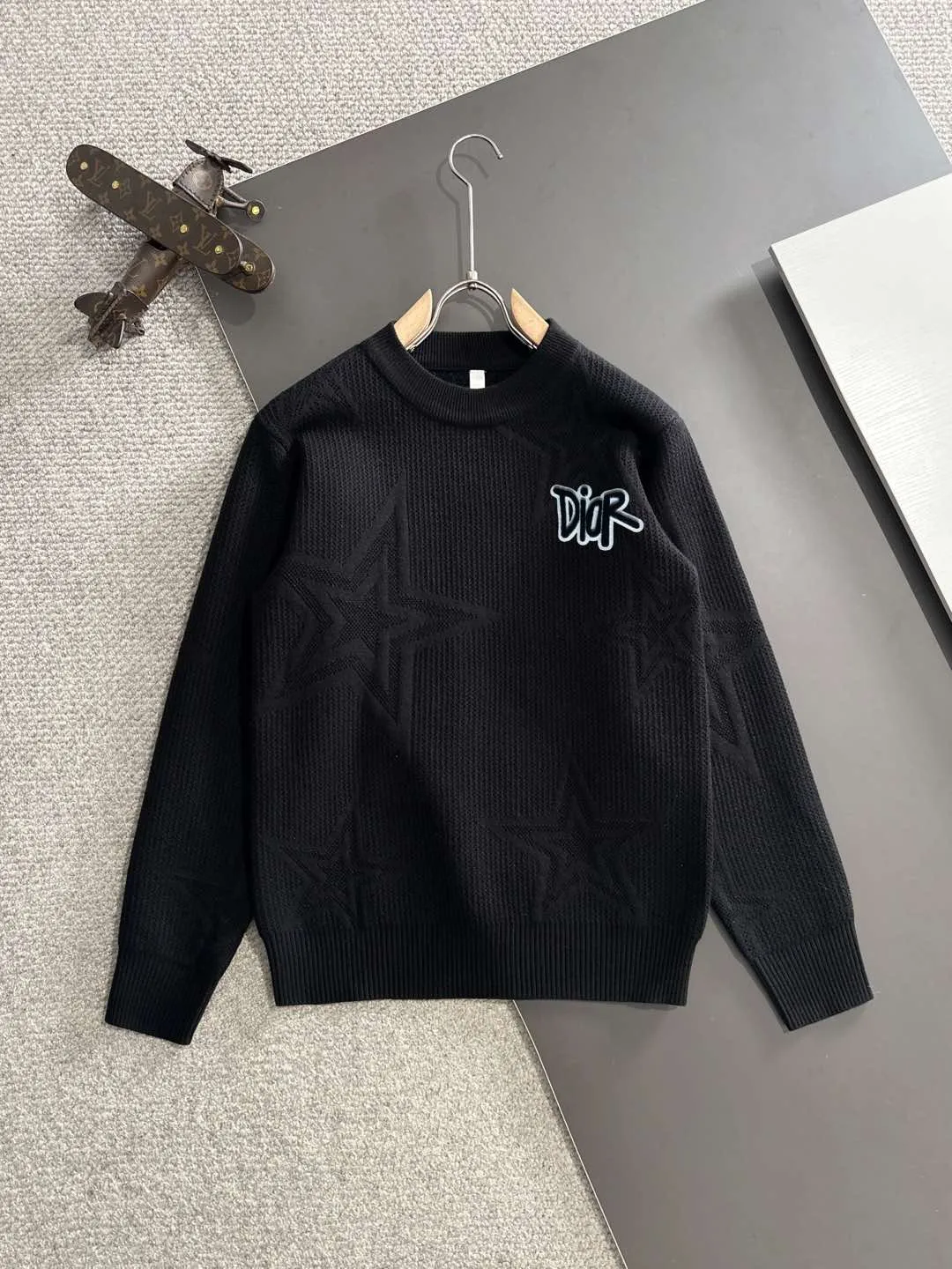 🅿️380 next day shipping Dior 2025 official website latest round neck sweater for autumn and winter, popular models are on sale at the same time at the counter! Specially made of wool blended fabric. It feels comfortable and can be directly in contact with the skin. The logo badge is exquisitely embroidered, which is extremely eye-catching! The details highlight the fashionable charm of big brands. Exquisite workmanship. Three-dimensional cutting style. The wearing effect is invincible and handsome! All three standards are complete! Size: M-3XL