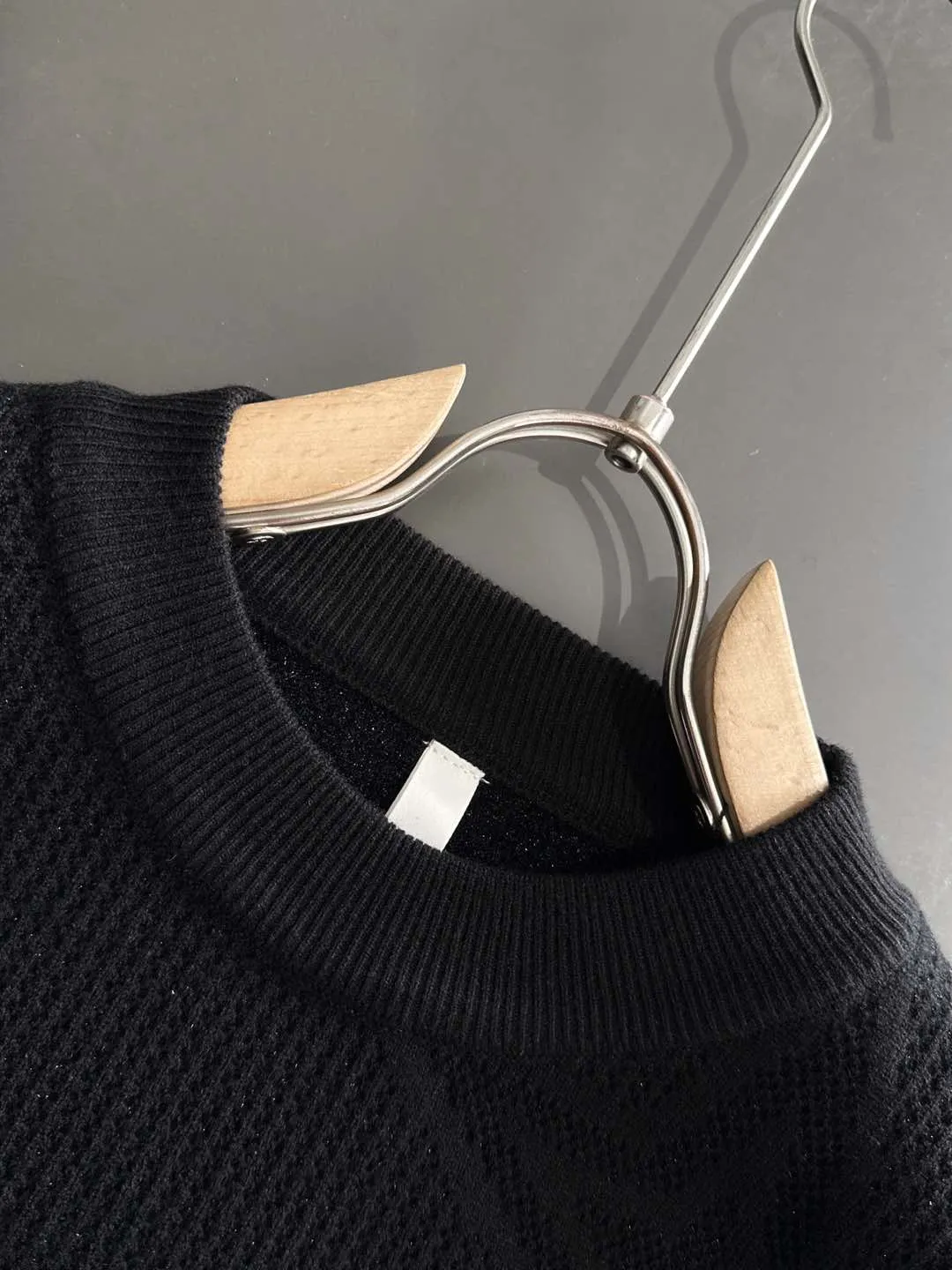 🅿️380 next day shipping Dior 2025 official website latest round neck sweater for autumn and winter, popular models are on sale at the same time at the counter! Specially made of wool blended fabric. It feels comfortable and can be directly in contact with the skin. The logo badge is exquisitely embroidered, which is extremely eye-catching! The details highlight the fashionable charm of big brands. Exquisite workmanship. Three-dimensional cutting style. The wearing effect is invincible and handsome! All three standards are complete! Size: M-3XL