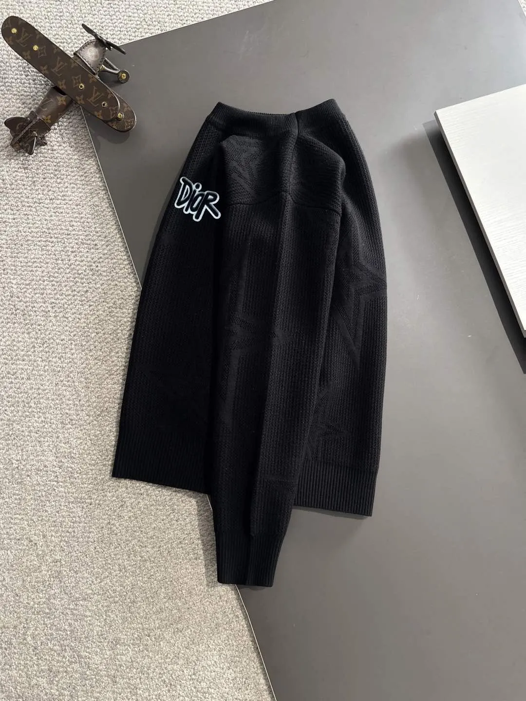 🅿️380 next day shipping Dior 2025 official website latest round neck sweater for autumn and winter, popular models are on sale at the same time at the counter! Specially made of wool blended fabric. It feels comfortable and can be directly in contact with the skin. The logo badge is exquisitely embroidered, which is extremely eye-catching! The details highlight the fashionable charm of big brands. Exquisite workmanship. Three-dimensional cutting style. The wearing effect is invincible and handsome! All three standards are complete! Size: M-3XL