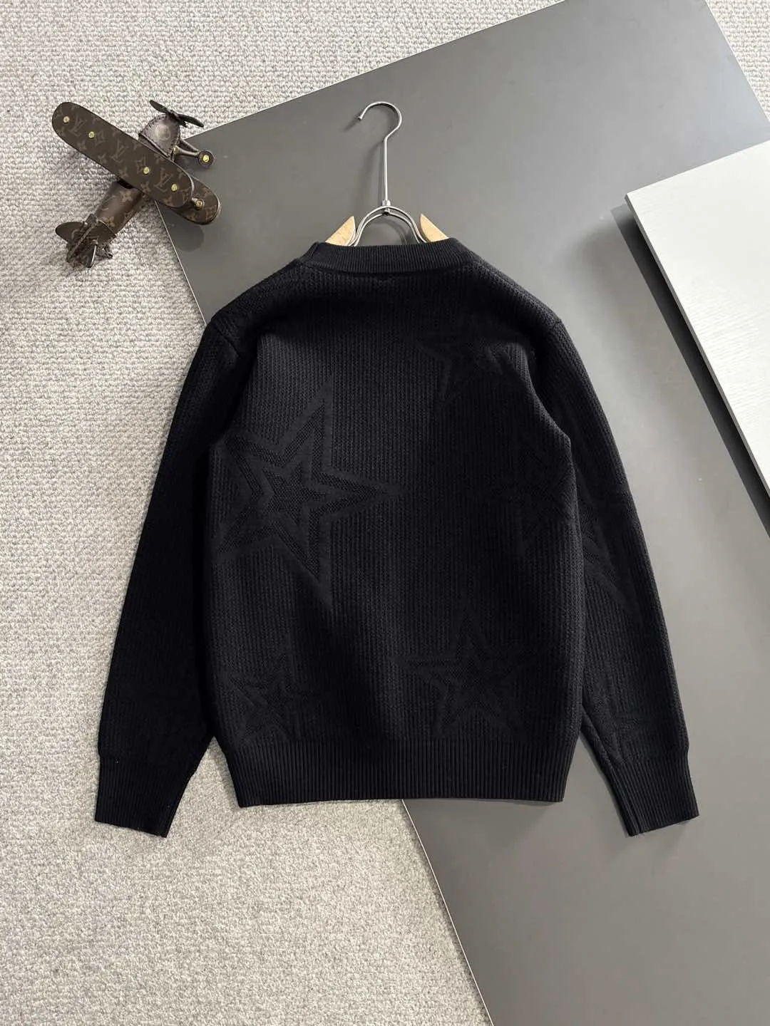 🅿️380 next day shipping Dior 2025 official website latest round neck sweater for autumn and winter, popular models are on sale at the same time at the counter! Specially made of wool blended fabric. It feels comfortable and can be directly in contact with the skin. The logo badge is exquisitely embroidered, which is extremely eye-catching! The details highlight the fashionable charm of big brands. Exquisite workmanship. Three-dimensional cutting style. The wearing effect is invincible and handsome! All three standards are complete! Size: M-3XL