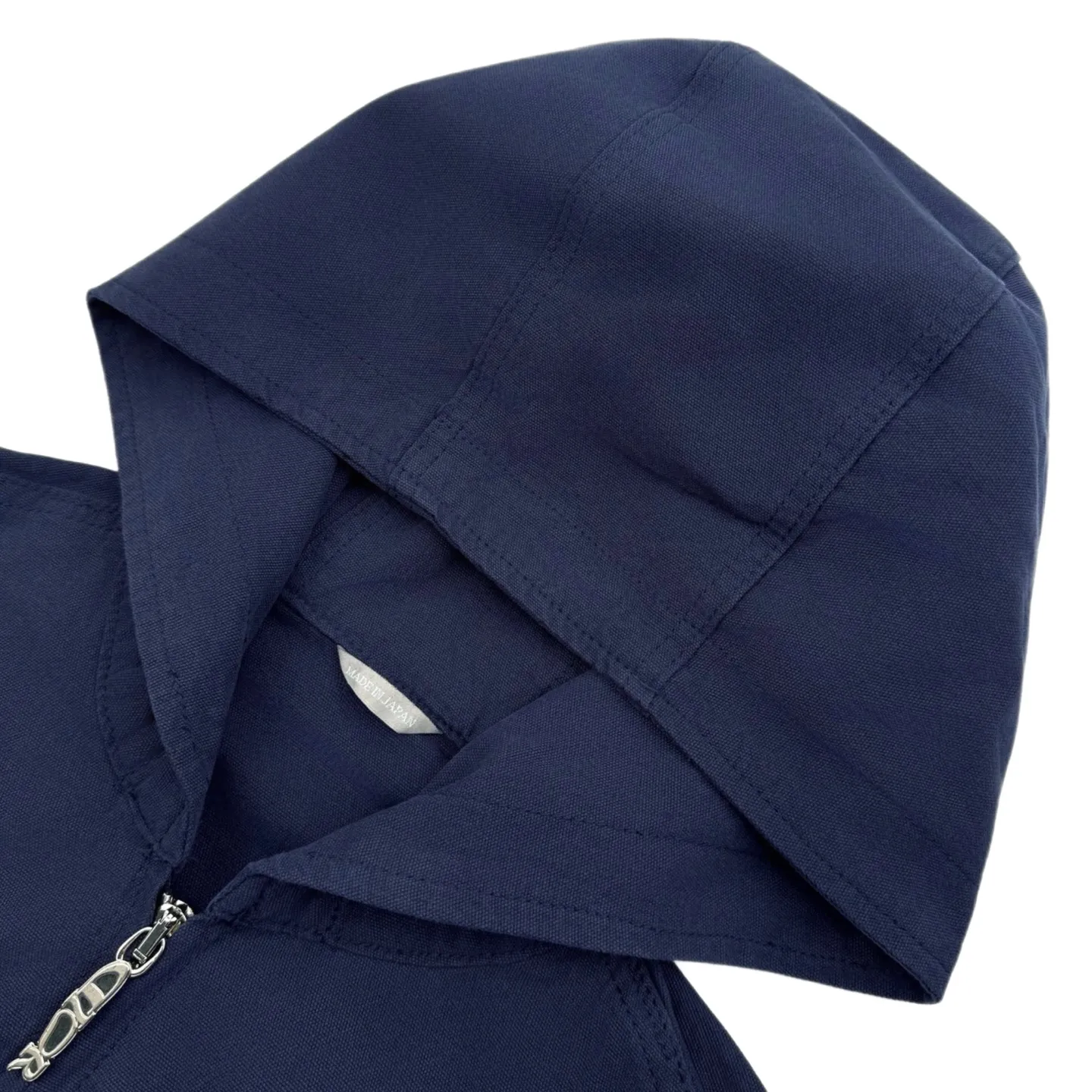 🅿️530 [Exclusive supply] CD x LH Hamilton co-branded embroidered zipper hooded jacket. The original purchase was 21,000 and developed. The fabric is made of custom-dyed gray-blue ancient densely woven thick cotton. It has excellent texture and is comfortable and close to the skin. The gray-blue realm uses color temperature to reconstruct the aesthetics of speed. From the DIOR AND LEWISHAMILTON co-branded series. The co-branded password is hidden in the same color embroidery on the chest. It forms a micro echo with the background color of the coat to create visual tension. The hooded design conveys a low-key but not-to-be-ignored sense of high-end. Let the text become a flowing brand badge. Distinguished co-branding. Shows luxury. Uses imported machine embroidery technology. Uses advanced computer control system and precision mechanical components to realize Dior co-branded embroidery work. High precision. Smooth and delicate lines, ergonomic three-dimensional cutting. Return to traditional craft techniques through segmentation, folding, shrinking and stretching. The so-called slow work produces fine work, which is respect for materials. The pursuit of feel. Complex and tedious workmanship. Slow aging and high loss, the electrolytic deep blue + stone mill fermentation washing process prioritizes the use of electrochemical reactions to change the color of the fabric, then mixes the fabric with abrasives through a grinder, and uses hot water for cleaning to achieve a specific washing effect. Size:46-48-50-52