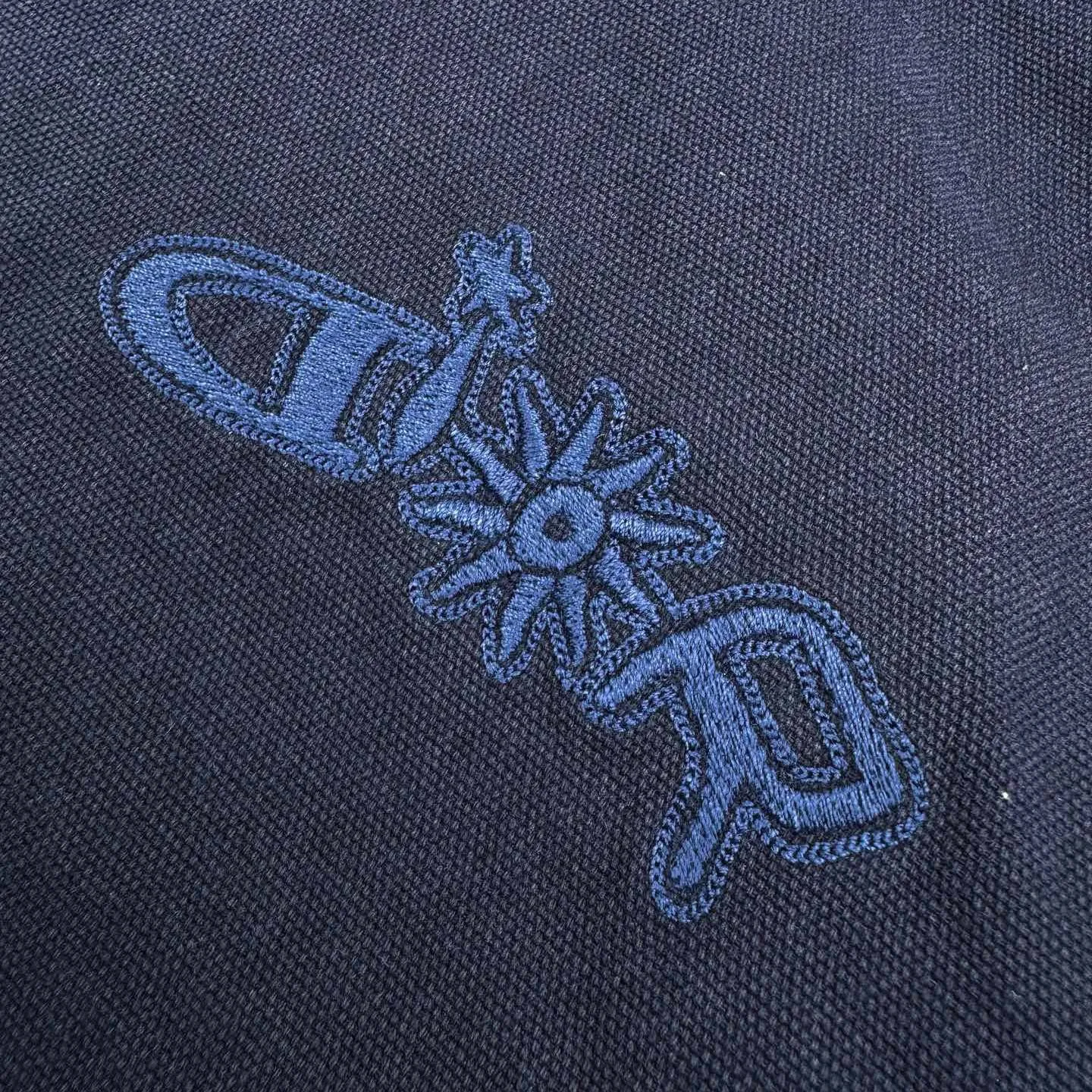 🅿️530 [Exclusive supply] CD x LH Hamilton co-branded embroidered zipper hooded jacket. The original purchase was 21,000 and developed. The fabric is made of custom-dyed gray-blue ancient densely woven thick cotton. It has excellent texture and is comfortable and close to the skin. The gray-blue realm uses color temperature to reconstruct the aesthetics of speed. From the DIOR AND LEWISHAMILTON co-branded series. The co-branded password is hidden in the same color embroidery on the chest. It forms a micro echo with the background color of the coat to create visual tension. The hooded design conveys a low-key but not-to-be-ignored sense of high-end. Let the text become a flowing brand badge. Distinguished co-branding. Shows luxury. Uses imported machine embroidery technology. Uses advanced computer control system and precision mechanical components to realize Dior co-branded embroidery work. High precision. Smooth and delicate lines, ergonomic three-dimensional cutting. Return to traditional craft techniques through segmentation, folding, shrinking and stretching. The so-called slow work produces fine work, which is respect for materials. The pursuit of feel. Complex and tedious workmanship. Slow aging and high loss, the electrolytic deep blue + stone mill fermentation washing process prioritizes the use of electrochemical reactions to change the color of the fabric, then mixes the fabric with abrasives through a grinder, and uses hot water for cleaning to achieve a specific washing effect. Size:46-48-50-52