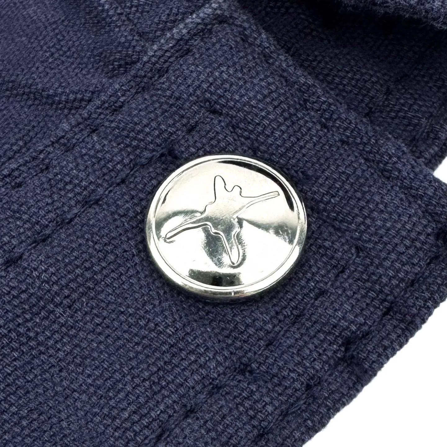 🅿️530 [Exclusive supply] CD x LH Hamilton co-branded embroidered zipper hooded jacket. The original purchase was 21,000 and developed. The fabric is made of custom-dyed gray-blue ancient densely woven thick cotton. It has excellent texture and is comfortable and close to the skin. The gray-blue realm uses color temperature to reconstruct the aesthetics of speed. From the DIOR AND LEWISHAMILTON co-branded series. The co-branded password is hidden in the same color embroidery on the chest. It forms a micro echo with the background color of the coat to create visual tension. The hooded design conveys a low-key but not-to-be-ignored sense of high-end. Let the text become a flowing brand badge. Distinguished co-branding. Shows luxury. Uses imported machine embroidery technology. Uses advanced computer control system and precision mechanical components to realize Dior co-branded embroidery work. High precision. Smooth and delicate lines, ergonomic three-dimensional cutting. Return to traditional craft techniques through segmentation, folding, shrinking and stretching. The so-called slow work produces fine work, which is respect for materials. The pursuit of feel. Complex and tedious workmanship. Slow aging and high loss, the electrolytic deep blue + stone mill fermentation washing process prioritizes the use of electrochemical reactions to change the color of the fabric, then mixes the fabric with abrasives through a grinder, and uses hot water for cleaning to achieve a specific washing effect. Size:46-48-50-52