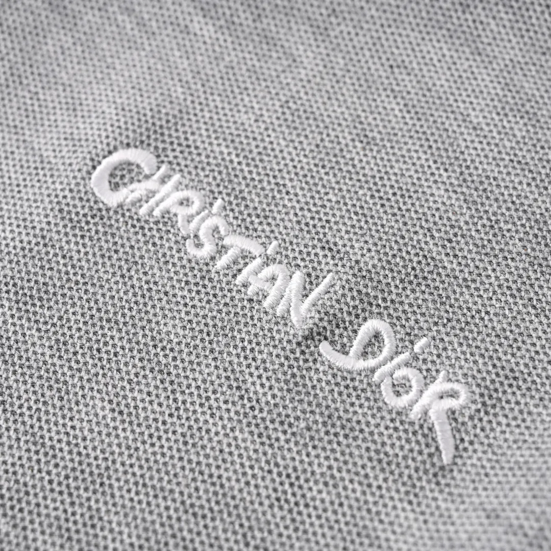 🅿️350 (Higher version) DIOR Dior CD four-color cursive embroidered letters short-sleeved POLO shirt. Original custom-made 200g cotton vermilion fabric, thread dyed to match the original. The imported machine embroidery process makes the letter logo show a delicate and exquisite effect, enhancing the decorative effect. Use an embroidery machine to embroider the designed letter logo onto the patch. Upright and stylish upper body Color: black, white, navy blue, floral gray Size: S-L