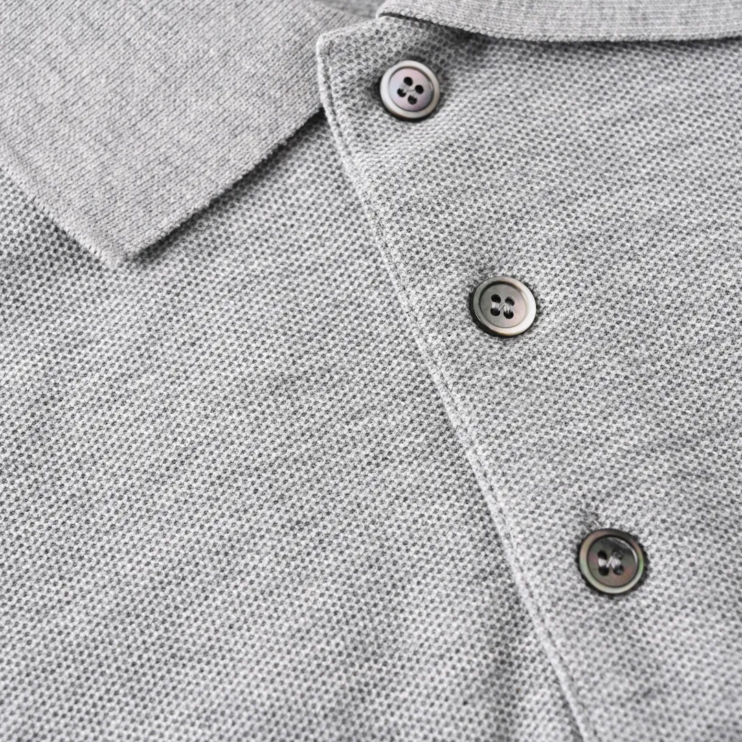 🅿️350 (Higher version) DIOR Dior CD four-color cursive embroidered letters short-sleeved POLO shirt. Original custom-made 200g cotton vermilion fabric, thread dyed to match the original. The imported machine embroidery process makes the letter logo show a delicate and exquisite effect, enhancing the decorative effect. Use an embroidery machine to embroider the designed letter logo onto the patch. Upright and stylish upper body Color: black, white, navy blue, floral gray Size: S-L