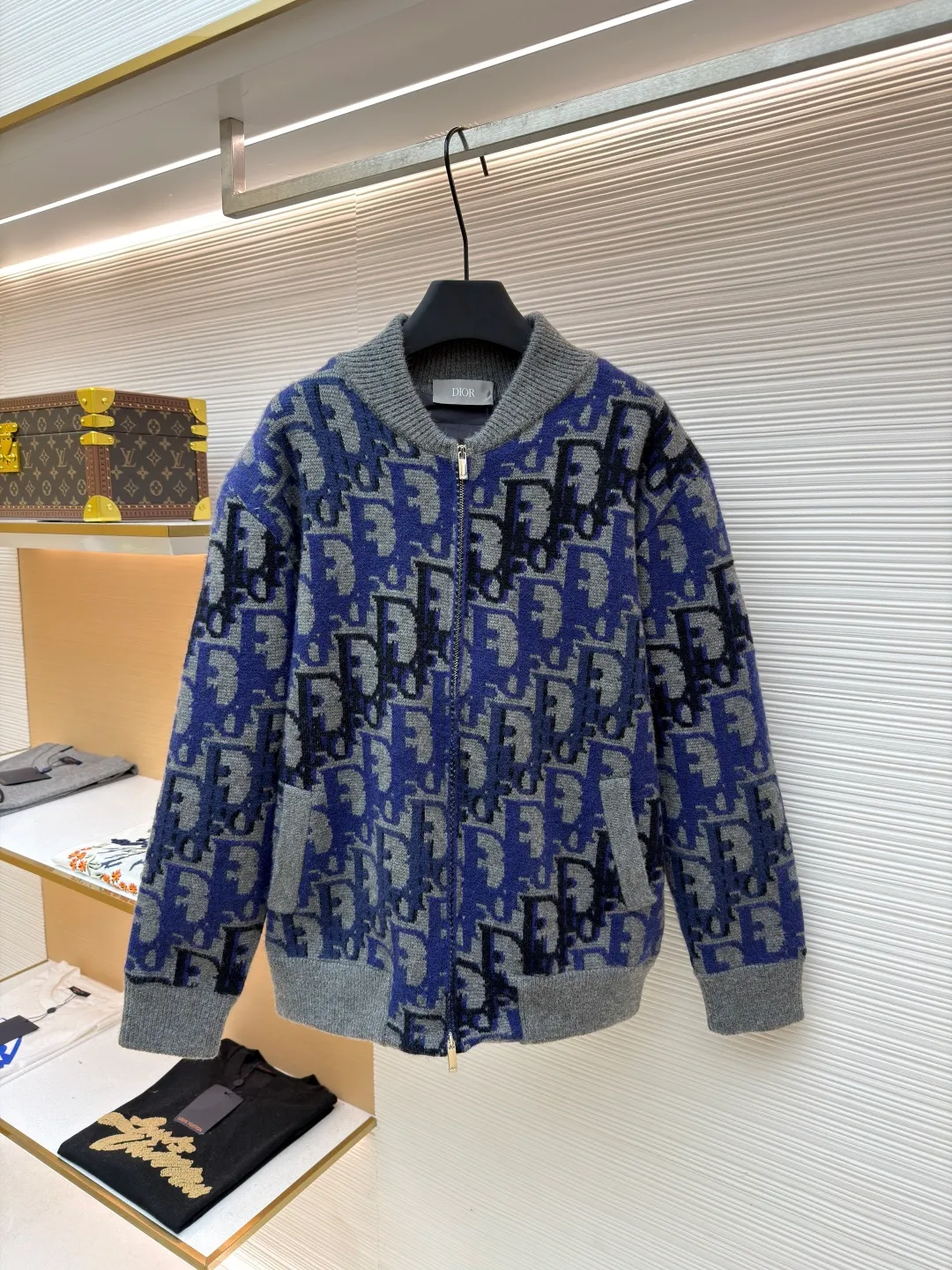 Dior wool printed ribbed zipper long-sleeved jacket ●Original version: Purchased and developed by 27560 ●Item number: 1681747-C00 ●Fabric: wool blended fabric ●Technology: knitted jacquard production ●Color: blue and black ●Version: fitted version ●Weight: about 1255 grams ●Size: XS-S-M-L ●Description: This knitted jacket uses multi-color jacquard technology, interweaving dark and light blue and black to present the brand's iconic letter pattern. The pattern texture is clear and has a strong three-dimensional effect. The body of the garment is made of soft knitted fabric, which is precisely woven to ensure uniform density and a delicate and skin-friendly touch. The collar, cuffs and hem are ribbed in the same color, providing an elastic fit and enhancing the overall silhouette. The front is equipped with a metal zipper, which is smooth and echoes the style of the jacquard pattern; the body is three-dimensionally cut, with a loose and casual fit. The jacquard process uses multi-tissue needles to work together to make the pattern and background color distinct. It has both design recognition and the comfortable texture of knitted items. It is the finishing touch to highlight the brand style in daily wear. The overall wiring is straight and delicate, the fabric is comfortable and soft, and the color is consistent without color difference. It can be matched with the same style to create a fashionable look and control various occasions. Customized accessories, complete with three standards, same style for men and women!