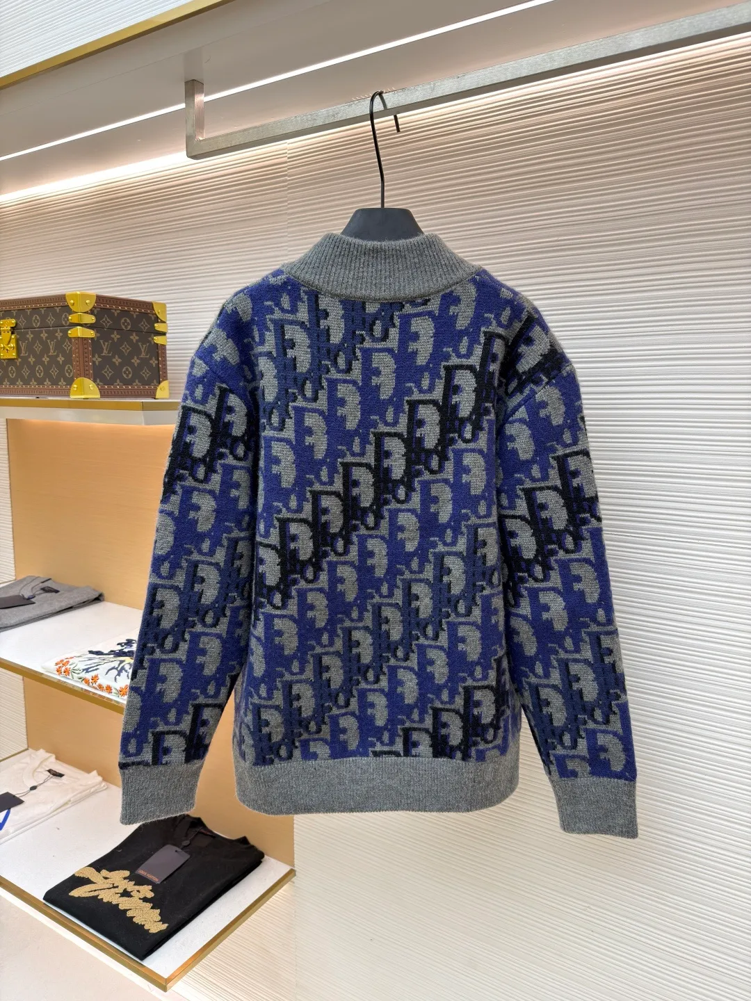 Dior wool printed ribbed zipper long-sleeved jacket ●Original version: Purchased and developed by 27560 ●Item number: 1681747-C00 ●Fabric: wool blended fabric ●Technology: knitted jacquard production ●Color: blue and black ●Version: fitted version ●Weight: about 1255 grams ●Size: XS-S-M-L ●Description: This knitted jacket uses multi-color jacquard technology, interweaving dark and light blue and black to present the brand's iconic letter pattern. The pattern texture is clear and has a strong three-dimensional effect. The body of the garment is made of soft knitted fabric, which is precisely woven to ensure uniform density and a delicate and skin-friendly touch. The collar, cuffs and hem are ribbed in the same color, providing an elastic fit and enhancing the overall silhouette. The front is equipped with a metal zipper, which is smooth and echoes the style of the jacquard pattern; the body is three-dimensionally cut, with a loose and casual fit. The jacquard process uses multi-tissue needles to work together to make the pattern and background color distinct. It has both design recognition and the comfortable texture of knitted items. It is the finishing touch to highlight the brand style in daily wear. The overall wiring is straight and delicate, the fabric is comfortable and soft, and the color is consistent without color difference. It can be matched with the same style to create a fashionable look and control various occasions. Customized accessories, complete with three standards, same style for men and women!