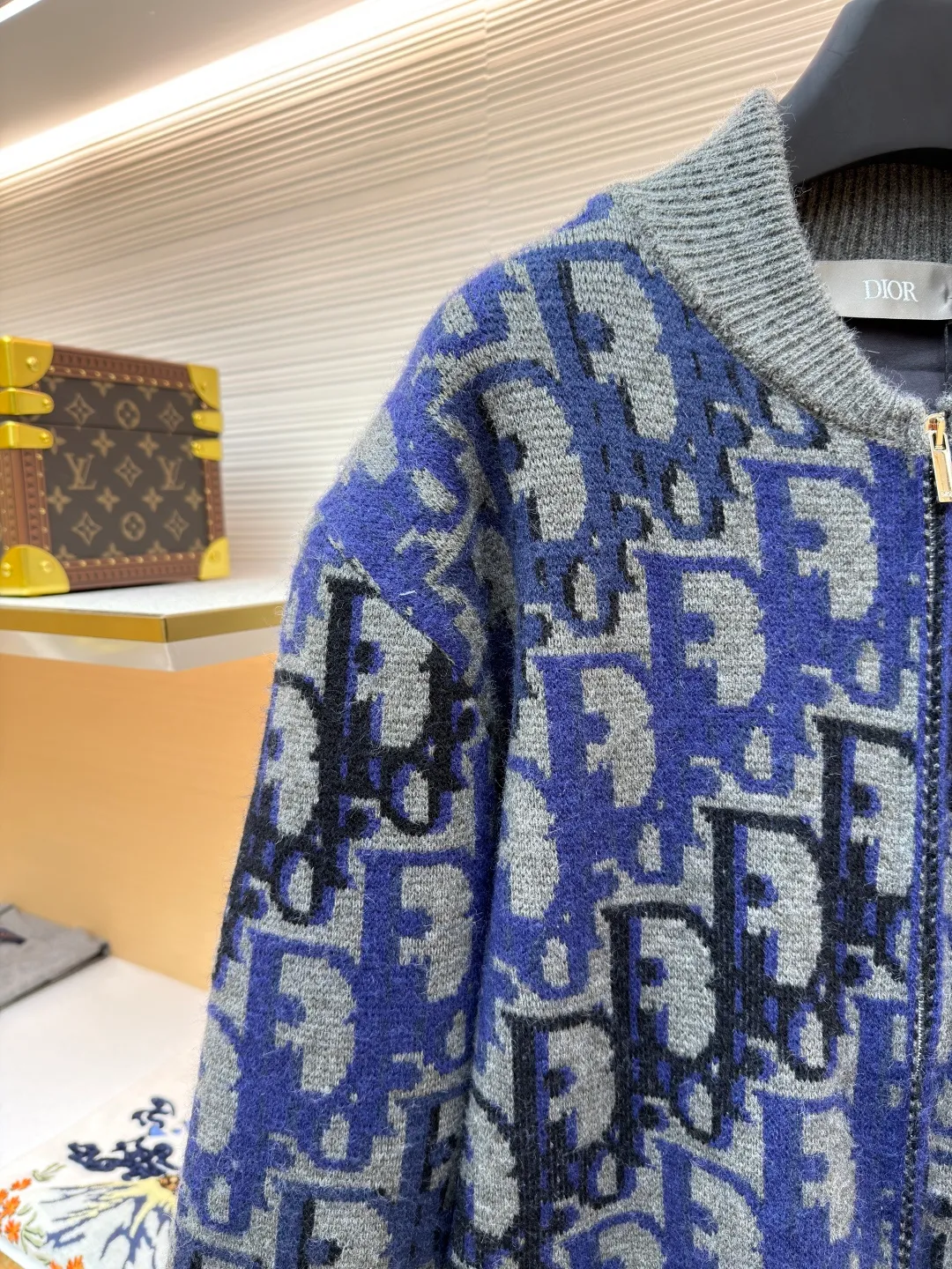 Dior wool printed ribbed zipper long-sleeved jacket ●Original version: Purchased and developed by 27560 ●Item number: 1681747-C00 ●Fabric: wool blended fabric ●Technology: knitted jacquard production ●Color: blue and black ●Version: fitted version ●Weight: about 1255 grams ●Size: XS-S-M-L ●Description: This knitted jacket uses multi-color jacquard technology, interweaving dark and light blue and black to present the brand's iconic letter pattern. The pattern texture is clear and has a strong three-dimensional effect. The body of the garment is made of soft knitted fabric, which is precisely woven to ensure uniform density and a delicate and skin-friendly touch. The collar, cuffs and hem are ribbed in the same color, providing an elastic fit and enhancing the overall silhouette. The front is equipped with a metal zipper, which is smooth and echoes the style of the jacquard pattern; the body is three-dimensionally cut, with a loose and casual fit. The jacquard process uses multi-tissue needles to work together to make the pattern and background color distinct. It has both design recognition and the comfortable texture of knitted items. It is the finishing touch to highlight the brand style in daily wear. The overall wiring is straight and delicate, the fabric is comfortable and soft, and the color is consistent without color difference. It can be matched with the same style to create a fashionable look and control various occasions. Customized accessories, complete with three standards, same style for men and women!