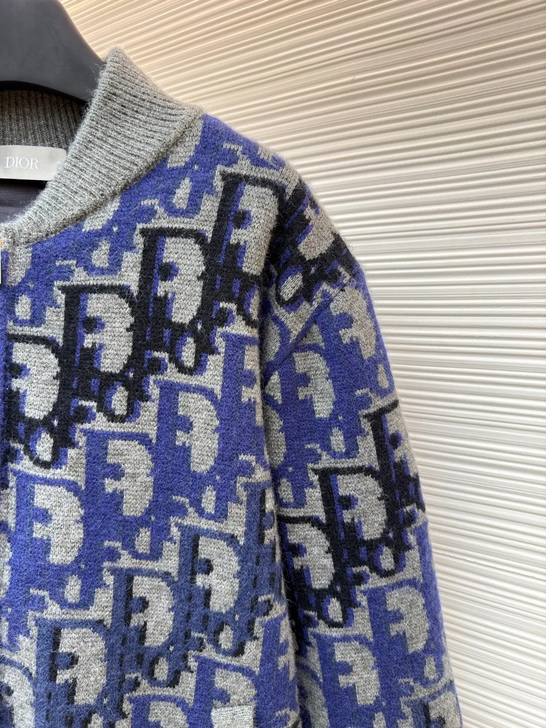 Dior wool printed ribbed zipper long-sleeved jacket ●Original version: Purchased and developed by 27560 ●Item number: 1681747-C00 ●Fabric: wool blended fabric ●Technology: knitted jacquard production ●Color: blue and black ●Version: fitted version ●Weight: about 1255 grams ●Size: XS-S-M-L ●Description: This knitted jacket uses multi-color jacquard technology, interweaving dark and light blue and black to present the brand's iconic letter pattern. The pattern texture is clear and has a strong three-dimensional effect. The body of the garment is made of soft knitted fabric, which is precisely woven to ensure uniform density and a delicate and skin-friendly touch. The collar, cuffs and hem are ribbed in the same color, providing an elastic fit and enhancing the overall silhouette. The front is equipped with a metal zipper, which is smooth and echoes the style of the jacquard pattern; the body is three-dimensionally cut, with a loose and casual fit. The jacquard process uses multi-tissue needles to work together to make the pattern and background color distinct. It has both design recognition and the comfortable texture of knitted items. It is the finishing touch to highlight the brand style in daily wear. The overall wiring is straight and delicate, the fabric is comfortable and soft, and the color is consistent without color difference. It can be matched with the same style to create a fashionable look and control various occasions. Customized accessories, complete with three standards, same style for men and women!