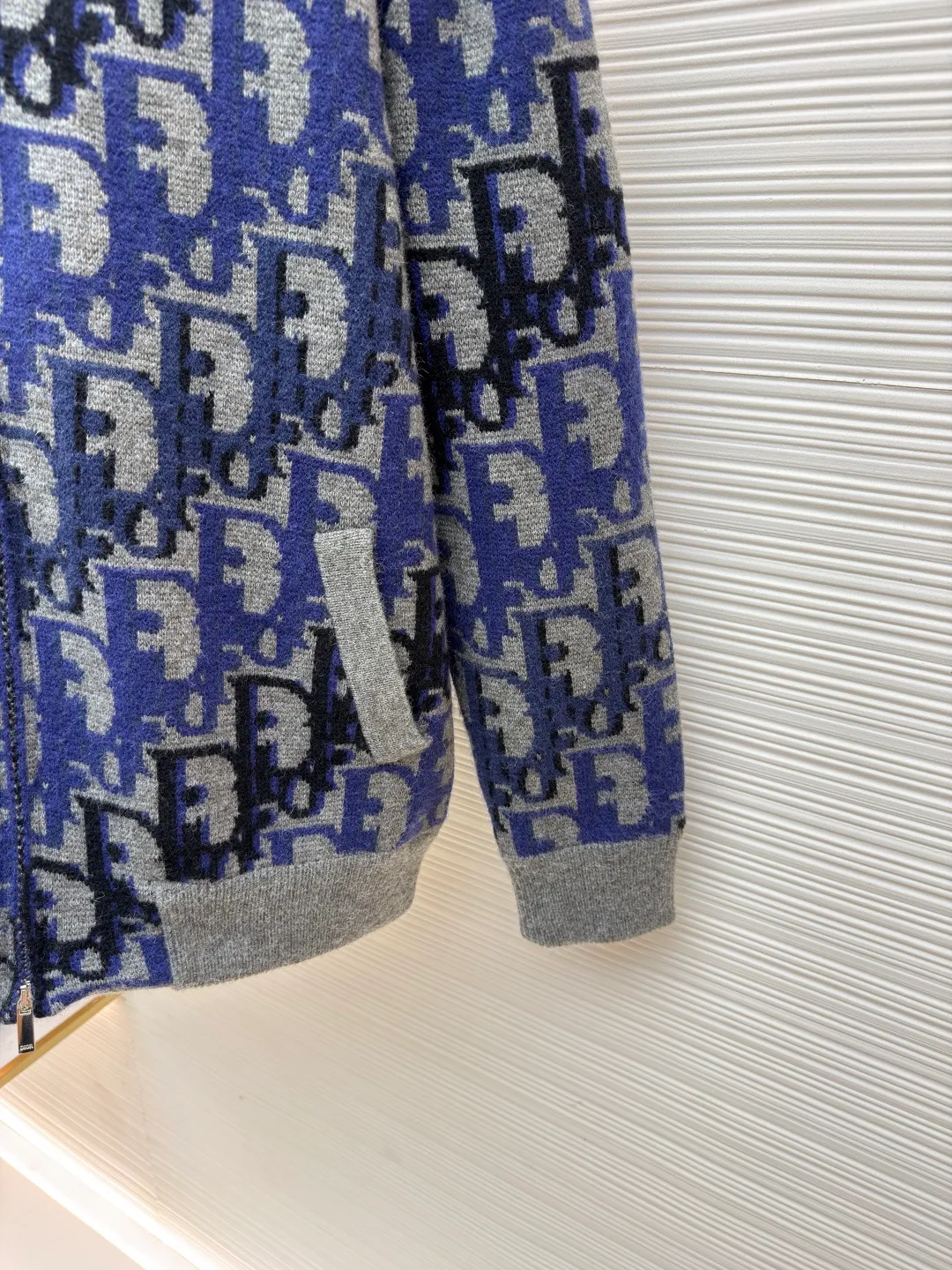 Dior wool printed ribbed zipper long-sleeved jacket ●Original version: Purchased and developed by 27560 ●Item number: 1681747-C00 ●Fabric: wool blended fabric ●Technology: knitted jacquard production ●Color: blue and black ●Version: fitted version ●Weight: about 1255 grams ●Size: XS-S-M-L ●Description: This knitted jacket uses multi-color jacquard technology, interweaving dark and light blue and black to present the brand's iconic letter pattern. The pattern texture is clear and has a strong three-dimensional effect. The body of the garment is made of soft knitted fabric, which is precisely woven to ensure uniform density and a delicate and skin-friendly touch. The collar, cuffs and hem are ribbed in the same color, providing an elastic fit and enhancing the overall silhouette. The front is equipped with a metal zipper, which is smooth and echoes the style of the jacquard pattern; the body is three-dimensionally cut, with a loose and casual fit. The jacquard process uses multi-tissue needles to work together to make the pattern and background color distinct. It has both design recognition and the comfortable texture of knitted items. It is the finishing touch to highlight the brand style in daily wear. The overall wiring is straight and delicate, the fabric is comfortable and soft, and the color is consistent without color difference. It can be matched with the same style to create a fashionable look and control various occasions. Customized accessories, complete with three standards, same style for men and women!