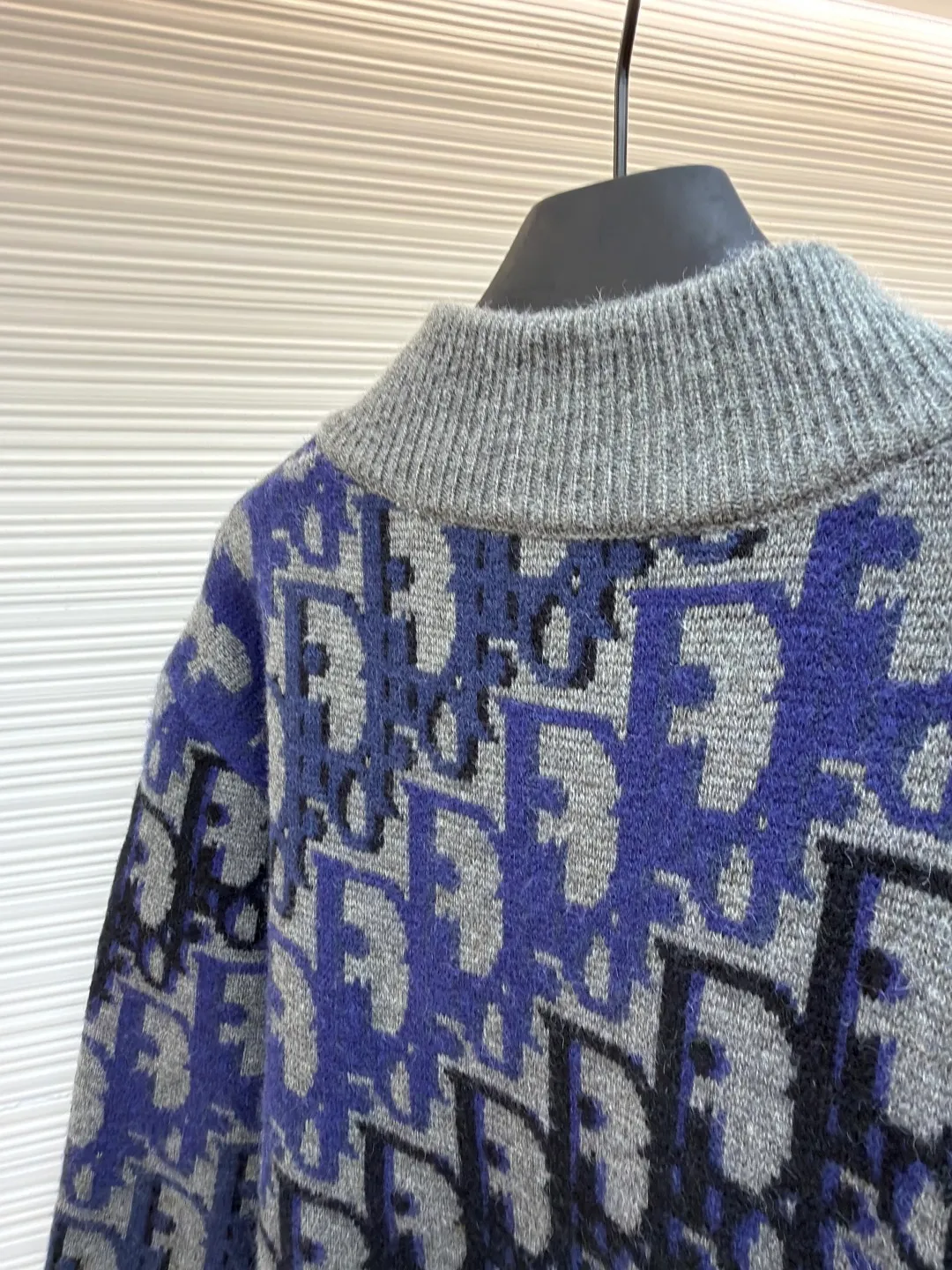 Dior wool printed ribbed zipper long-sleeved jacket ●Original version: Purchased and developed by 27560 ●Item number: 1681747-C00 ●Fabric: wool blended fabric ●Technology: knitted jacquard production ●Color: blue and black ●Version: fitted version ●Weight: about 1255 grams ●Size: XS-S-M-L ●Description: This knitted jacket uses multi-color jacquard technology, interweaving dark and light blue and black to present the brand's iconic letter pattern. The pattern texture is clear and has a strong three-dimensional effect. The body of the garment is made of soft knitted fabric, which is precisely woven to ensure uniform density and a delicate and skin-friendly touch. The collar, cuffs and hem are ribbed in the same color, providing an elastic fit and enhancing the overall silhouette. The front is equipped with a metal zipper, which is smooth and echoes the style of the jacquard pattern; the body is three-dimensionally cut, with a loose and casual fit. The jacquard process uses multi-tissue needles to work together to make the pattern and background color distinct. It has both design recognition and the comfortable texture of knitted items. It is the finishing touch to highlight the brand style in daily wear. The overall wiring is straight and delicate, the fabric is comfortable and soft, and the color is consistent without color difference. It can be matched with the same style to create a fashionable look and control various occasions. Customized accessories, complete with three standards, same style for men and women!