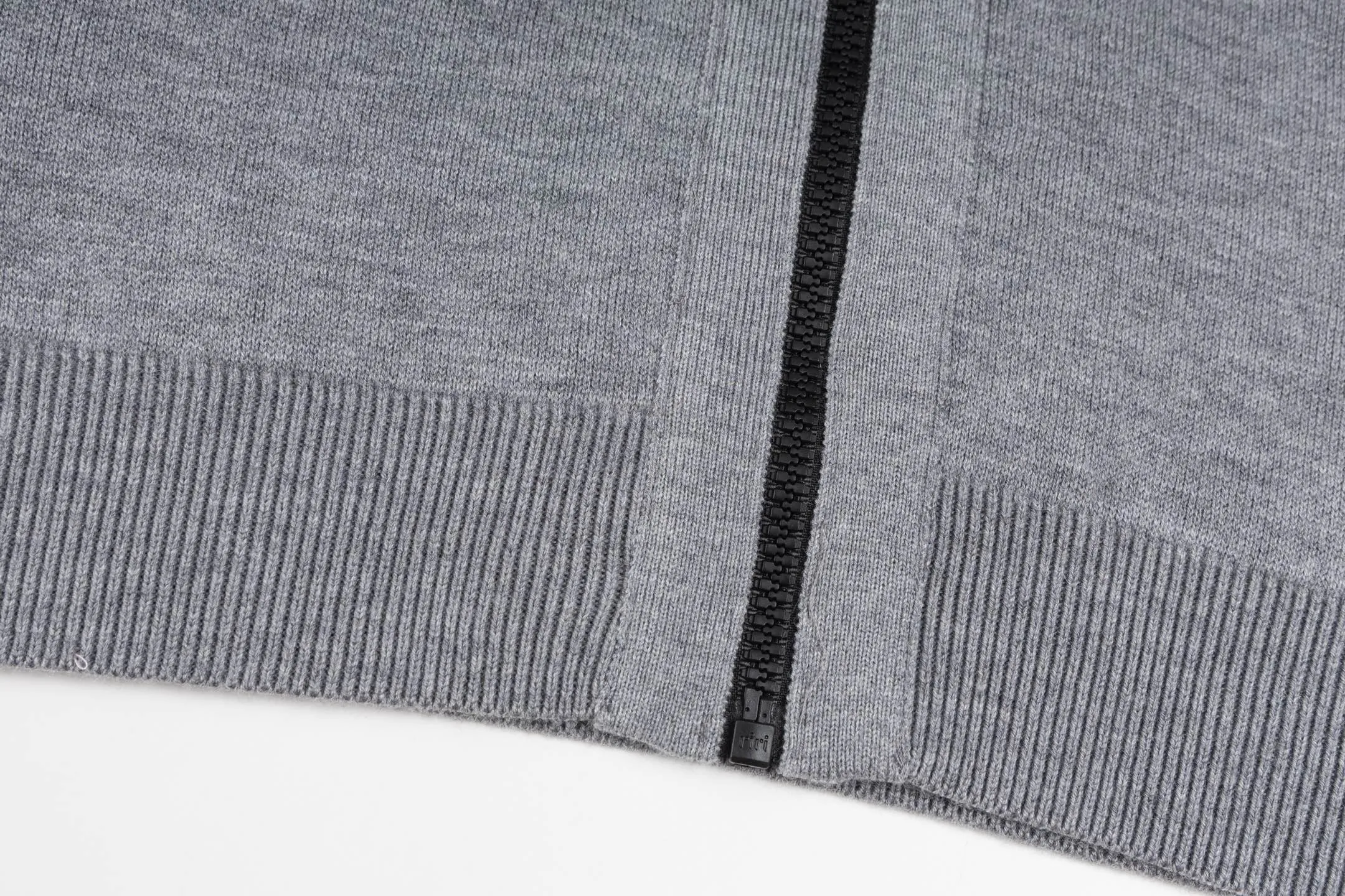 🅿️560 [Exclusive supply] CD 25FW presbyopic double-sided cashmere knitted jacket. The original version was purchased for 31,000 and developed. The fabric is carefully made of high-quality cashmere blended knitted fabric to ensure a soft and comfortable wearing experience. Made with exquisite craftsmanship in Italy, the double-sided design is very ingenious: one side is simple gray, the other side is decorated with the brand's iconic Oblique print, and the back is embellished with the Cistian strip pattern, making it possible to wear one piece of clothing multiple times. Featuring a zipper closure at the front and a ribbed hem and cuffs, it's a refined detail. The hooded style adds a casual feel, while the unlined design maintains a lightweight feel. The reversible feature allows the item to be perfectly paired with a variety of looks, showing a variety of styles. Mild dry cleaning is recommended to keep the fabric in top condition. The overall design combines practicality and design, perfectly interpreting exquisite craftsmanship and fashion aesthetics. Size:S/M/L/XL/XXL