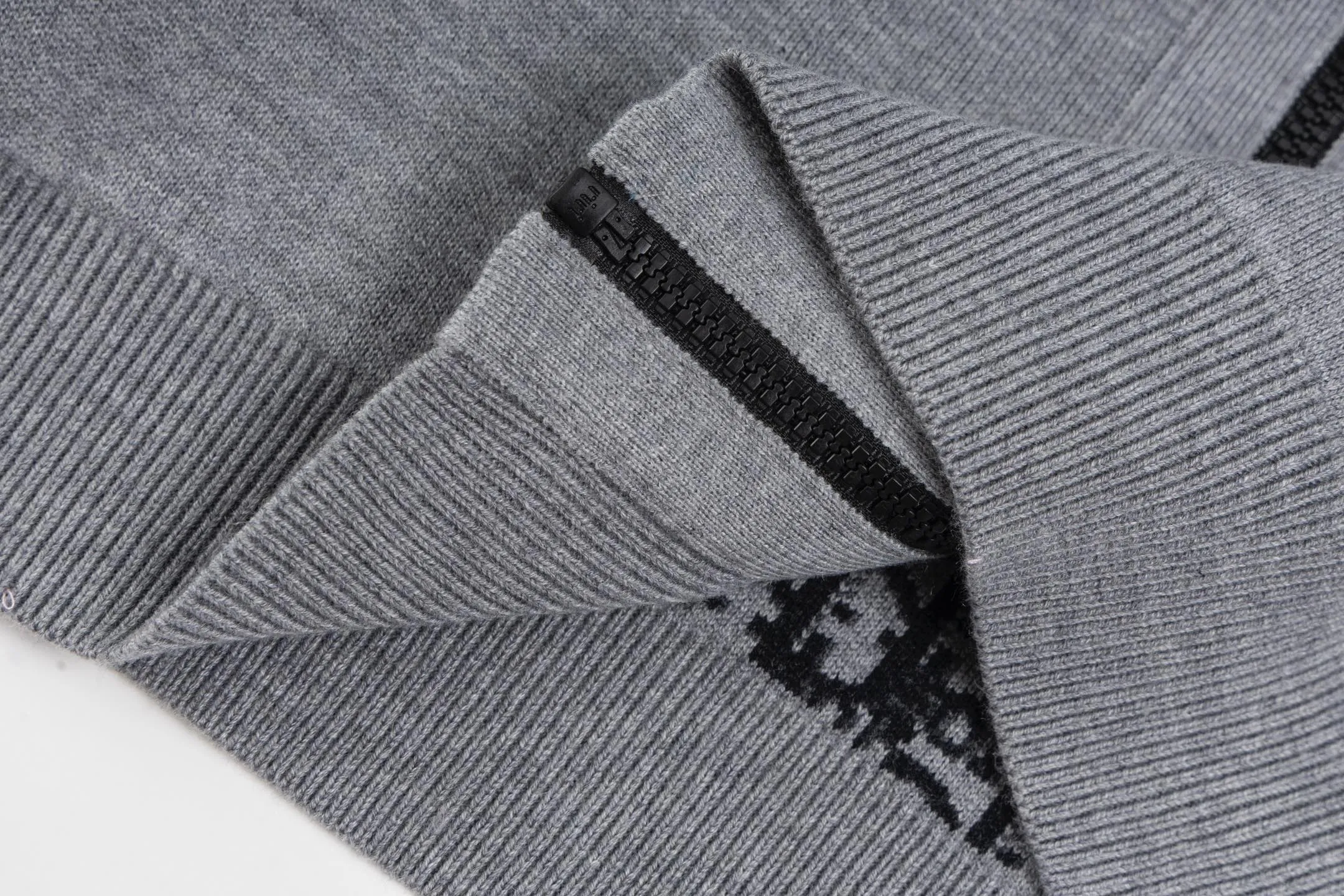 🅿️560 [Exclusive supply] CD 25FW presbyopic double-sided cashmere knitted jacket. The original version was purchased for 31,000 and developed. The fabric is carefully made of high-quality cashmere blended knitted fabric to ensure a soft and comfortable wearing experience. Made with exquisite craftsmanship in Italy, the double-sided design is very ingenious: one side is simple gray, the other side is decorated with the brand's iconic Oblique print, and the back is embellished with the Cistian strip pattern, making it possible to wear one piece of clothing multiple times. Featuring a zipper closure at the front and a ribbed hem and cuffs, it's a refined detail. The hooded style adds a casual feel, while the unlined design maintains a lightweight feel. The reversible feature allows the item to be perfectly paired with a variety of looks, showing a variety of styles. Mild dry cleaning is recommended to keep the fabric in top condition. The overall design combines practicality and design, perfectly interpreting exquisite craftsmanship and fashion aesthetics. Size:S/M/L/XL/XXL