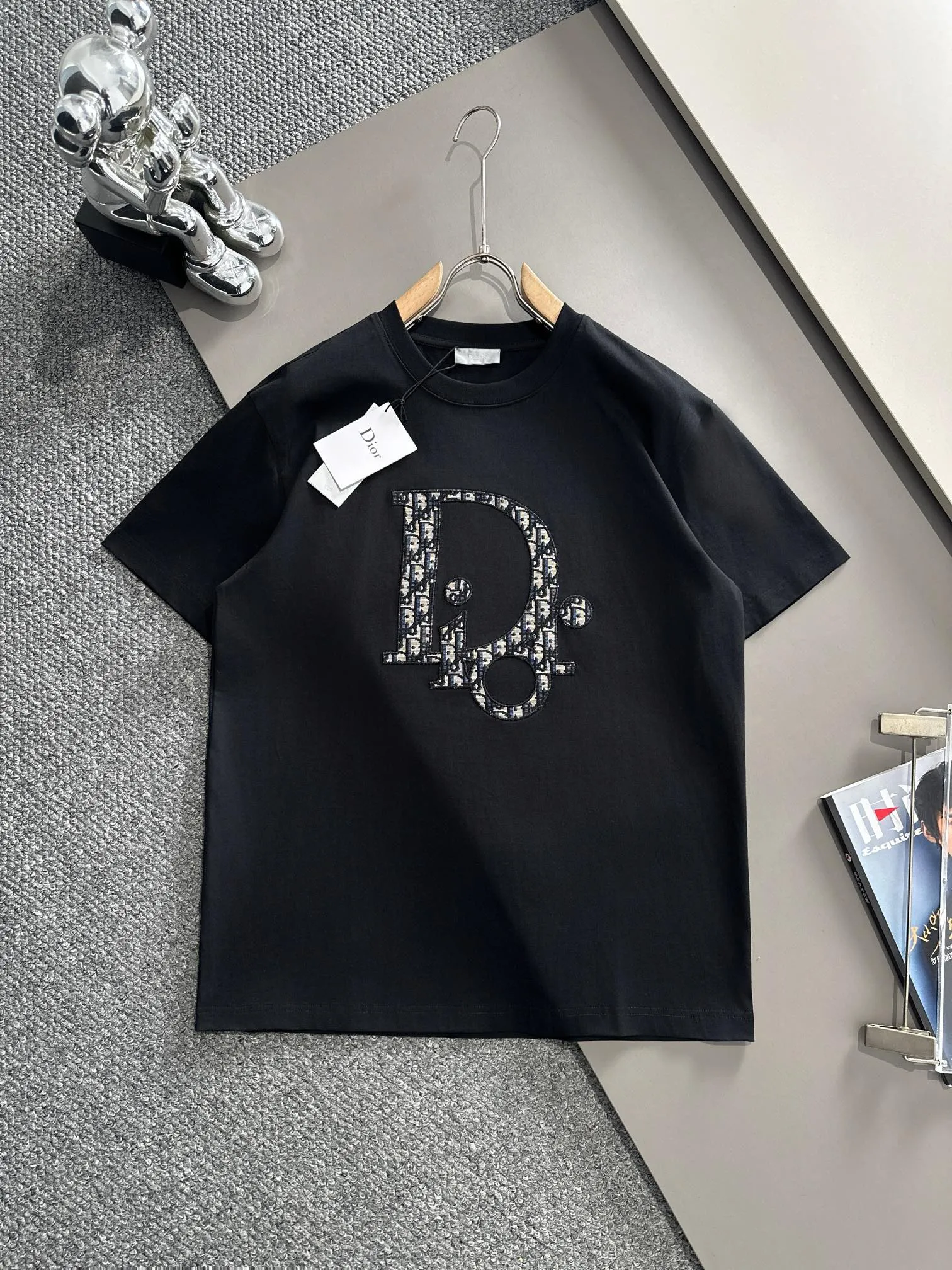 🅿️170 (arrives the next day) Dior 2025 new style patch embroidered letter logo, flocked foam stripes on the back, same style for men and women, short-sleeved T-shirt ·Customized 260g 100% double yarn pure cotton fabric ·Custom dyed 32 counts double thread ·Collar label, hangtag, main mark and three labels complete Color: black Size: XS S M L