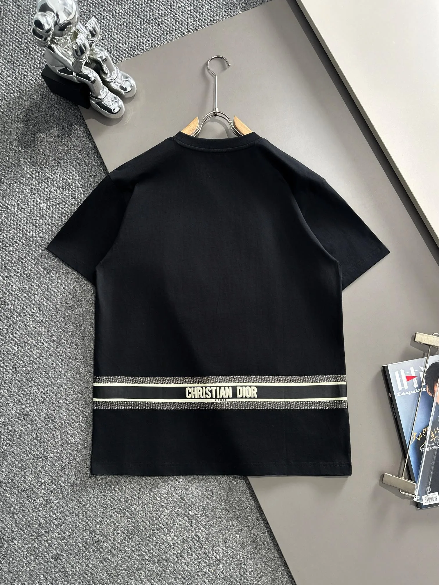 🅿️170 (arrives the next day) Dior 2025 new style patch embroidered letter logo, flocked foam stripes on the back, same style for men and women, short-sleeved T-shirt ·Customized 260g 100% double yarn pure cotton fabric ·Custom dyed 32 counts double thread ·Collar label, hangtag, main mark and three labels complete Color: black Size: XS S M L