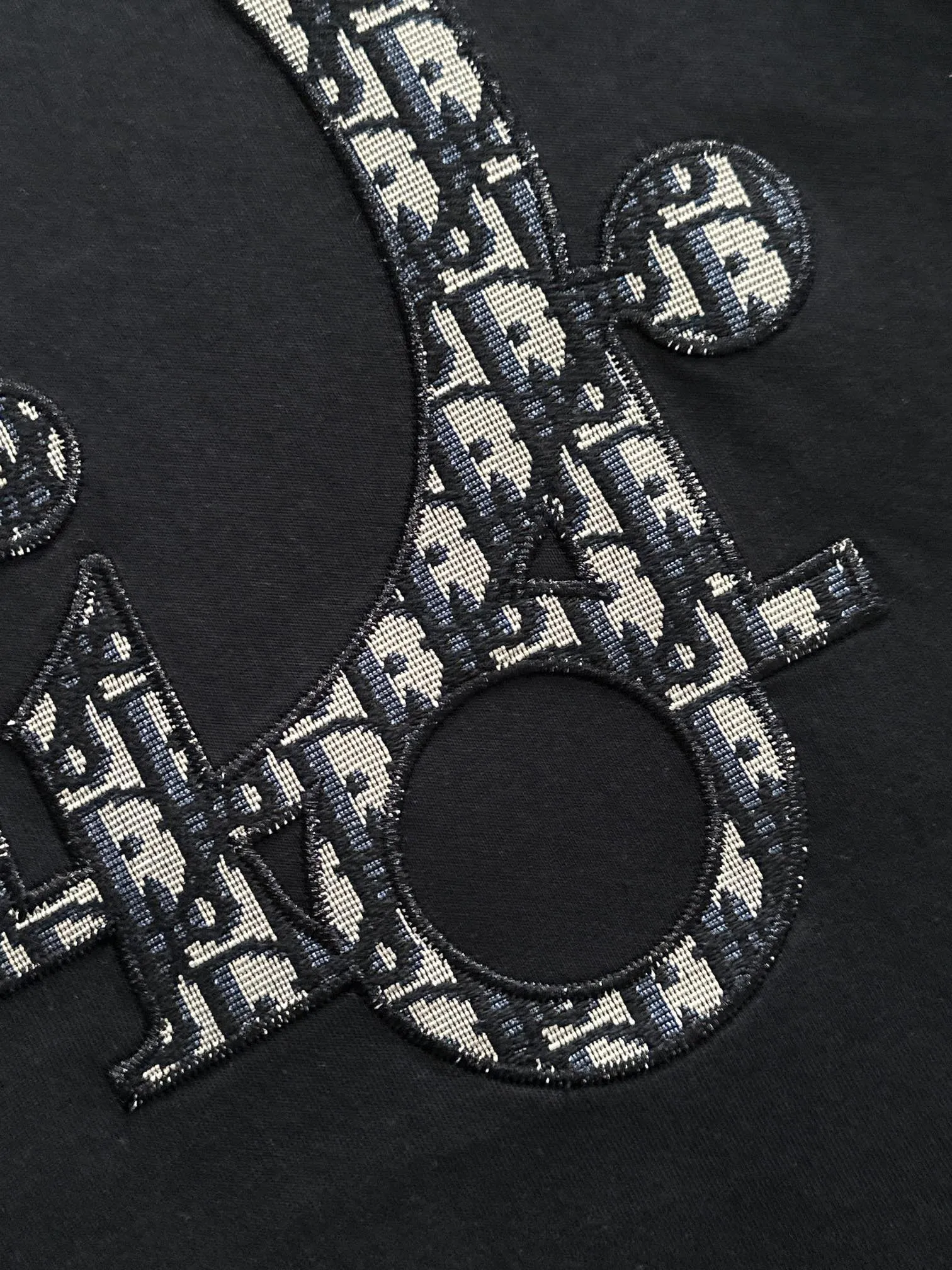 🅿️170 (arrives the next day) Dior 2025 new style patch embroidered letter logo, flocked foam stripes on the back, same style for men and women, short-sleeved T-shirt ·Customized 260g 100% double yarn pure cotton fabric ·Custom dyed 32 counts double thread ·Collar label, hangtag, main mark and three labels complete Color: black Size: XS S M L