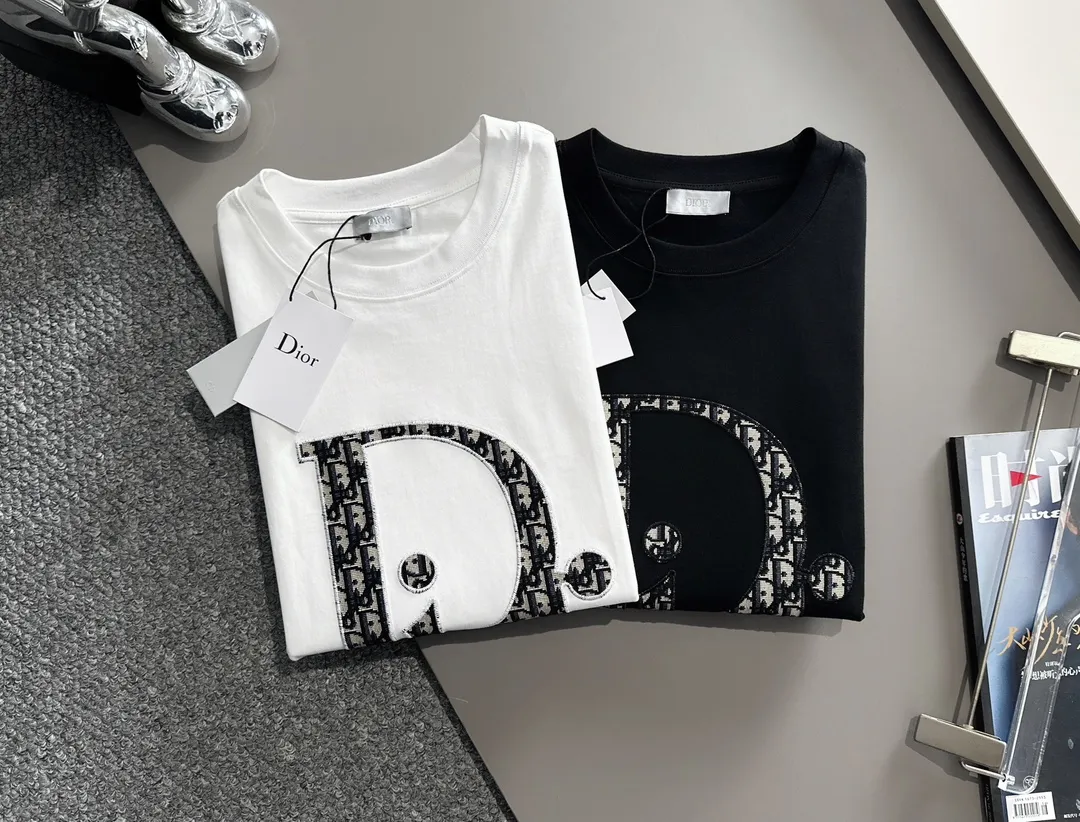 🅿️170 (arrives the next day) Dior 2025 new style patch embroidered letter logo, flocked foam stripes on the back, same style for men and women, short-sleeved T-shirt ·Customized 260g 100% double yarn pure cotton fabric ·Custom dyed 32 counts double thread ·Collar label, hangtag, main mark and three labels complete Color: black Size: XS S M L