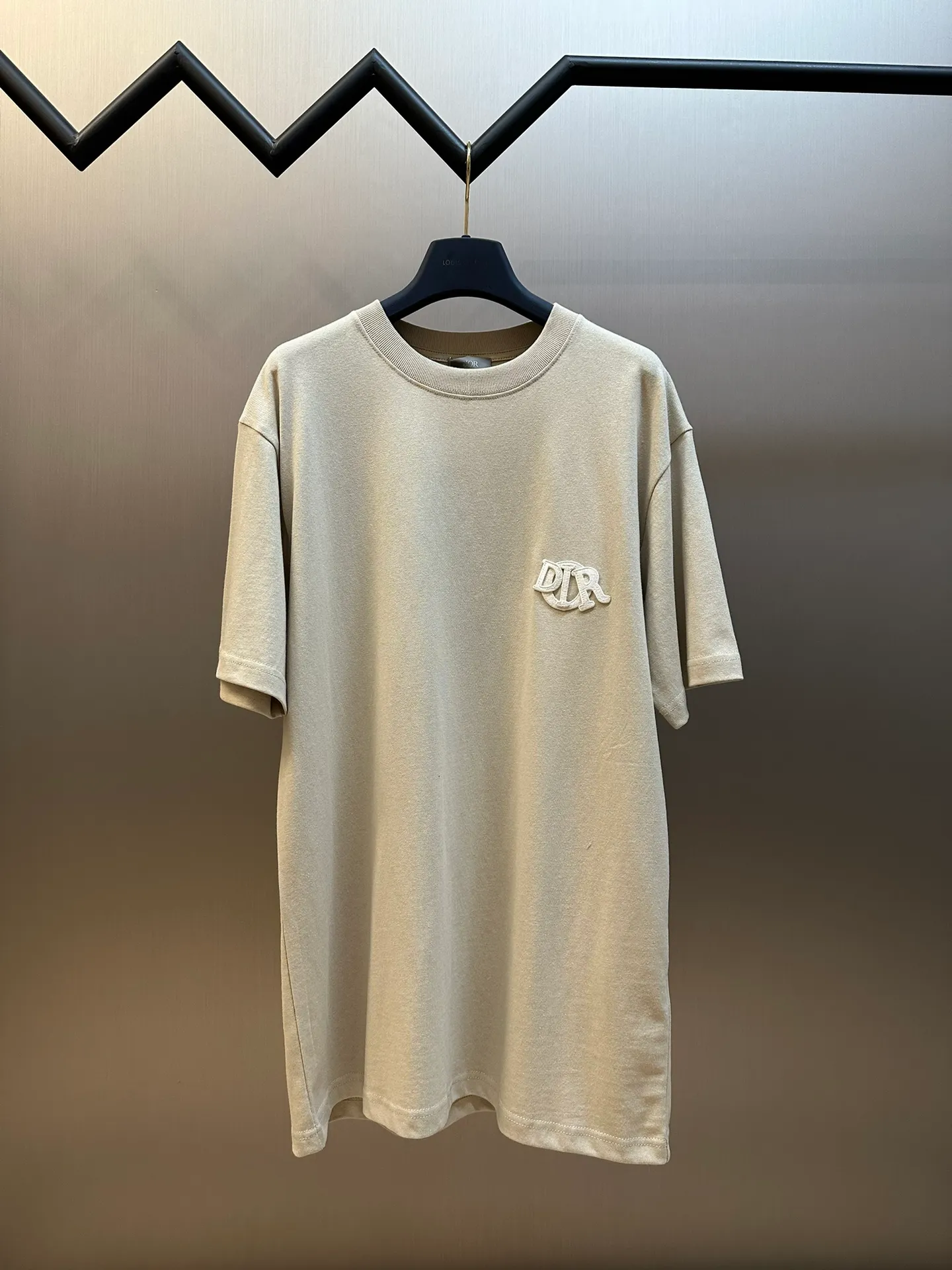 🅿️260 Dior patch letter short sleeves are made of pure cotton 12S fine cotton plain weave, weight 230g. The front is decorated with contrasting logo patches and small embroidered stamps, forming a decorative and iconic embroidery product. The logo is made of imported custom-made embroidery thread, which is dyed with lustrous mercerized embroidery thread, giving it a uniform and glossy finish. The exquisite embroidery machine combines complex embroidery needlework and fine detail processing to create a three-dimensional micro-relief embroidery effect; it is also highly durable and wear-resistant.  The standard round neck and short-sleeved version has a rounded arc neckline, which is suitable for various face shapes and body shapes; the sleeve length is moderate and ends just above the elbow, showing a smart and neat image. The slim fit can show off the wearer's body curves without sacrificing comfort. The collar, cuffs, hem and other parts are all sewn with fine double-needle stitching.  size：xs s m l