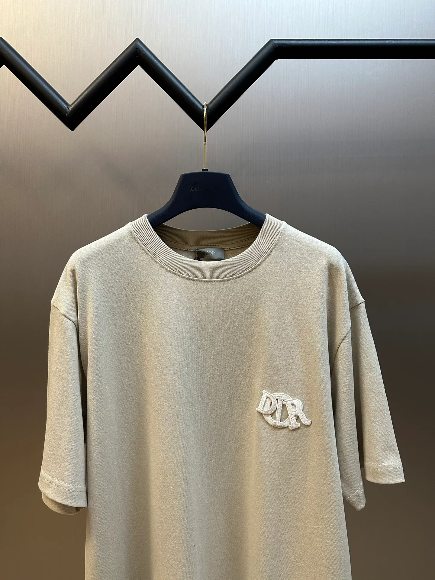 🅿️260 Dior patch letter short sleeves are made of pure cotton 12S fine cotton plain weave, weight 230g. The front is decorated with contrasting logo patches and small embroidered stamps, forming a decorative and iconic embroidery product. The logo is made of imported custom-made embroidery thread, which is dyed with lustrous mercerized embroidery thread, giving it a uniform and glossy finish. The exquisite embroidery machine combines complex embroidery needlework and fine detail processing to create a three-dimensional micro-relief embroidery effect; it is also highly durable and wear-resistant.  The standard round neck and short-sleeved version has a rounded arc neckline, which is suitable for various face shapes and body shapes; the sleeve length is moderate and ends just above the elbow, showing a smart and neat image. The slim fit can show off the wearer's body curves without sacrificing comfort. The collar, cuffs, hem and other parts are all sewn with fine double-needle stitching.  size：xs s m l