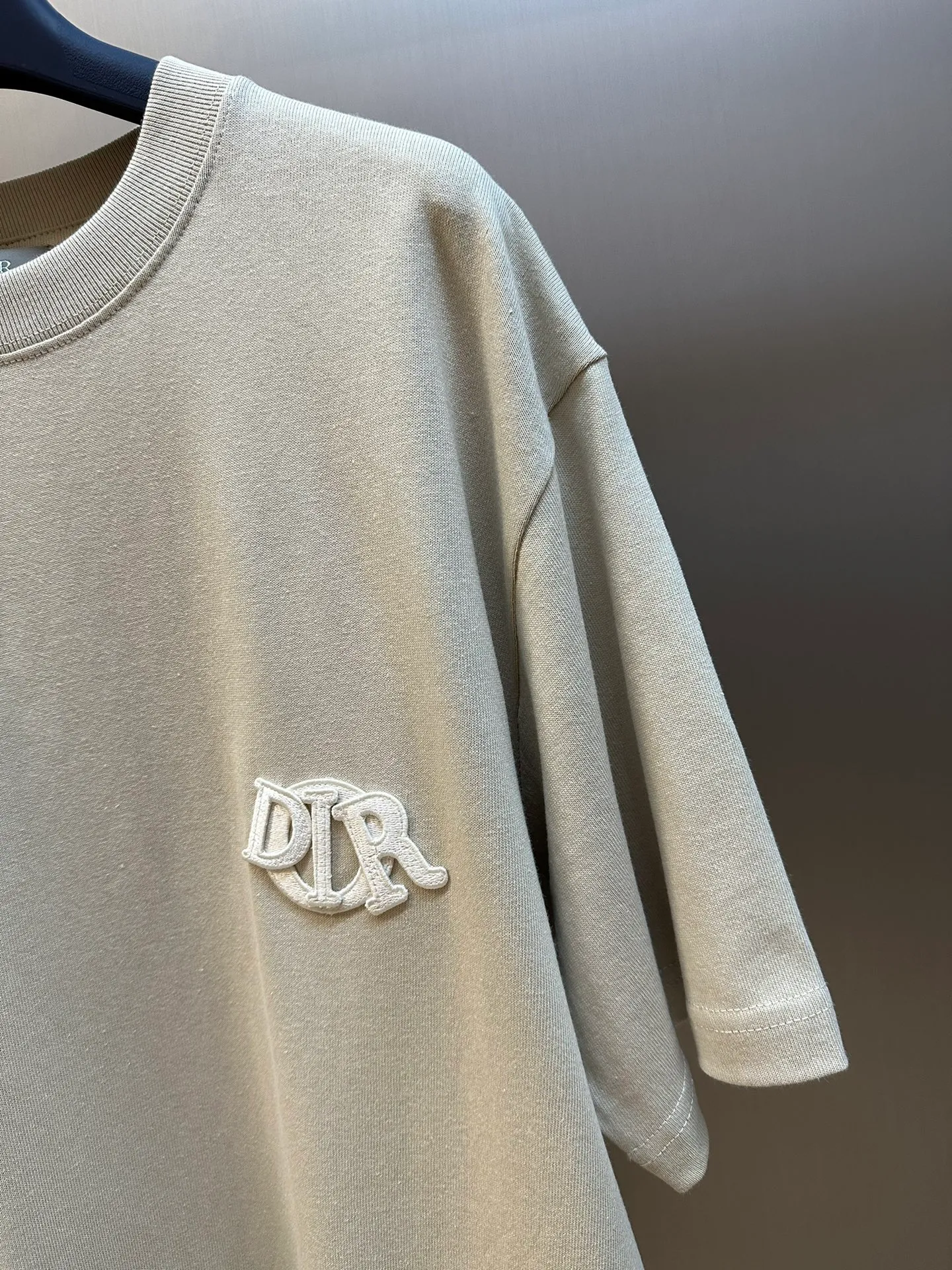🅿️260 Dior patch letter short sleeves are made of pure cotton 12S fine cotton plain weave, weight 230g. The front is decorated with contrasting logo patches and small embroidered stamps, forming a decorative and iconic embroidery product. The logo is made of imported custom-made embroidery thread, which is dyed with lustrous mercerized embroidery thread, giving it a uniform and glossy finish. The exquisite embroidery machine combines complex embroidery needlework and fine detail processing to create a three-dimensional micro-relief embroidery effect; it is also highly durable and wear-resistant.  The standard round neck and short-sleeved version has a rounded arc neckline, which is suitable for various face shapes and body shapes; the sleeve length is moderate and ends just above the elbow, showing a smart and neat image. The slim fit can show off the wearer's body curves without sacrificing comfort. The collar, cuffs, hem and other parts are all sewn with fine double-needle stitching.  size：xs s m l