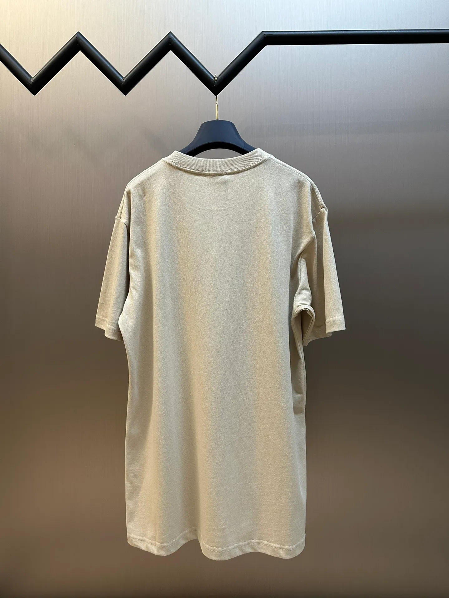 🅿️260 Dior patch letter short sleeves are made of pure cotton 12S fine cotton plain weave, weight 230g. The front is decorated with contrasting logo patches and small embroidered stamps, forming a decorative and iconic embroidery product. The logo is made of imported custom-made embroidery thread, which is dyed with lustrous mercerized embroidery thread, giving it a uniform and glossy finish. The exquisite embroidery machine combines complex embroidery needlework and fine detail processing to create a three-dimensional micro-relief embroidery effect; it is also highly durable and wear-resistant.  The standard round neck and short-sleeved version has a rounded arc neckline, which is suitable for various face shapes and body shapes; the sleeve length is moderate and ends just above the elbow, showing a smart and neat image. The slim fit can show off the wearer's body curves without sacrificing comfort. The collar, cuffs, hem and other parts are all sewn with fine double-needle stitching.  size：xs s m l