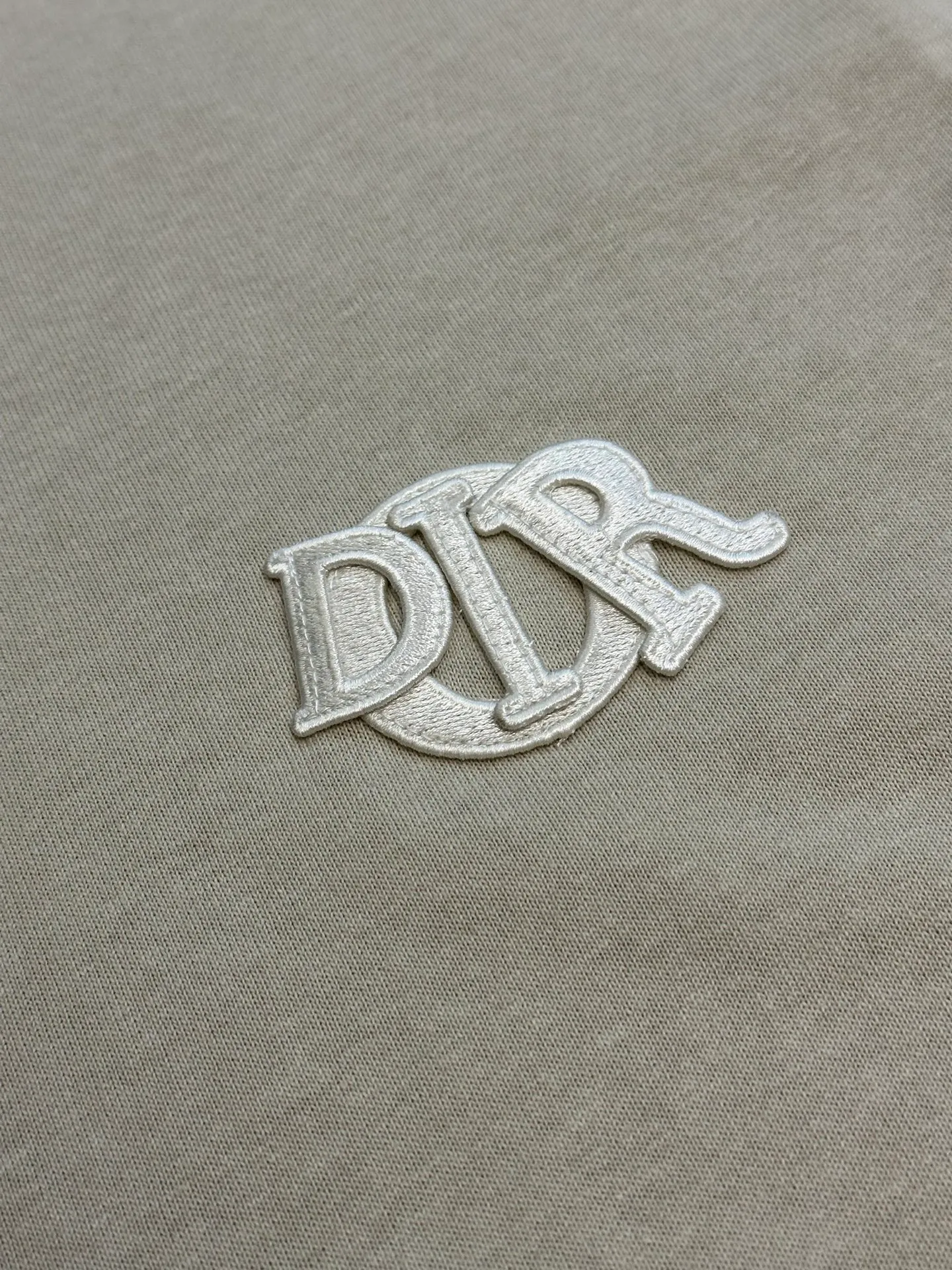 🅿️260 Dior patch letter short sleeves are made of pure cotton 12S fine cotton plain weave, weight 230g. The front is decorated with contrasting logo patches and small embroidered stamps, forming a decorative and iconic embroidery product. The logo is made of imported custom-made embroidery thread, which is dyed with lustrous mercerized embroidery thread, giving it a uniform and glossy finish. The exquisite embroidery machine combines complex embroidery needlework and fine detail processing to create a three-dimensional micro-relief embroidery effect; it is also highly durable and wear-resistant.  The standard round neck and short-sleeved version has a rounded arc neckline, which is suitable for various face shapes and body shapes; the sleeve length is moderate and ends just above the elbow, showing a smart and neat image. The slim fit can show off the wearer's body curves without sacrificing comfort. The collar, cuffs, hem and other parts are all sewn with fine double-needle stitching.  size：xs s m l