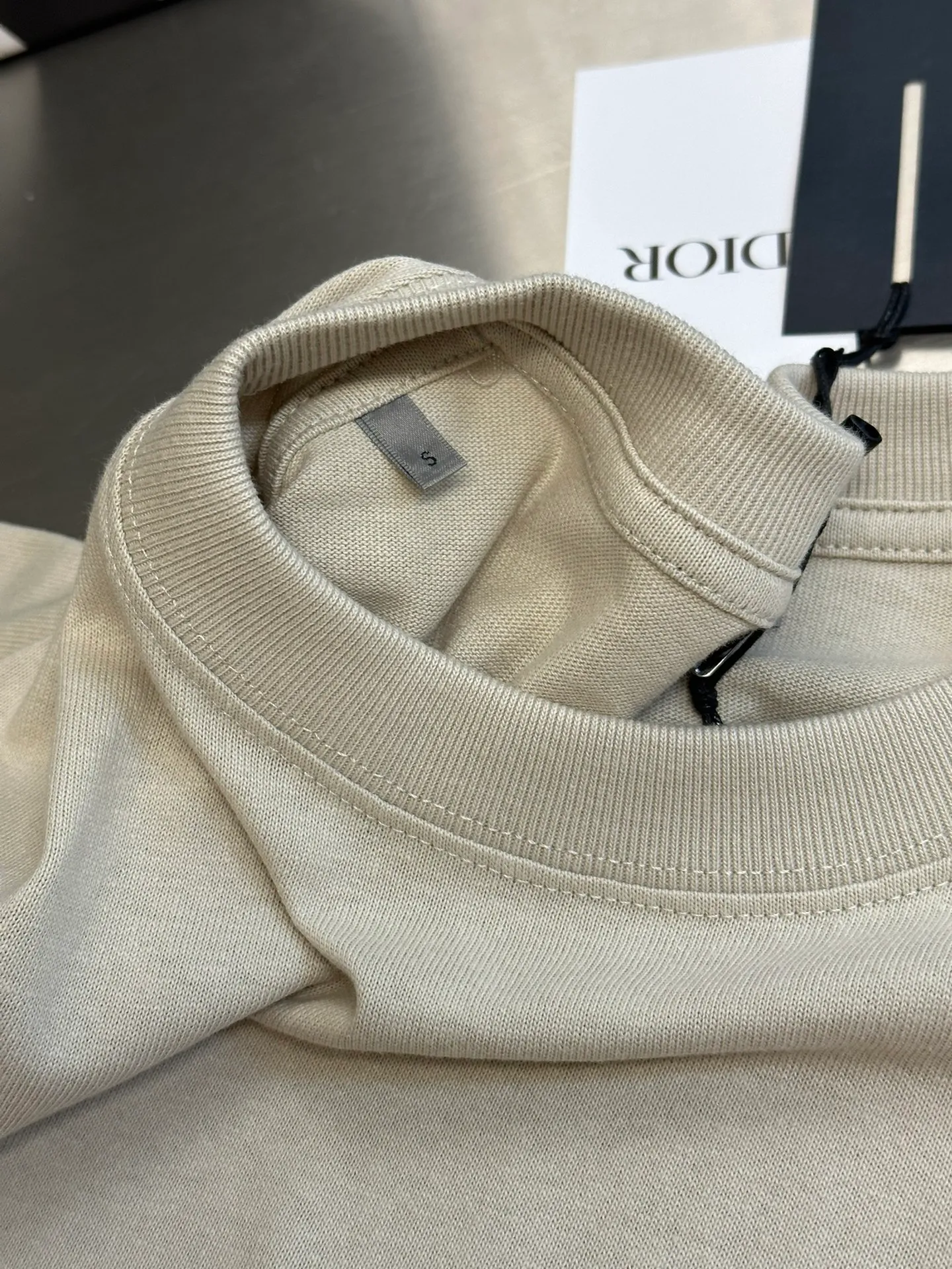 🅿️260 Dior patch letter short sleeves are made of pure cotton 12S fine cotton plain weave, weight 230g. The front is decorated with contrasting logo patches and small embroidered stamps, forming a decorative and iconic embroidery product. The logo is made of imported custom-made embroidery thread, which is dyed with lustrous mercerized embroidery thread, giving it a uniform and glossy finish. The exquisite embroidery machine combines complex embroidery needlework and fine detail processing to create a three-dimensional micro-relief embroidery effect; it is also highly durable and wear-resistant.  The standard round neck and short-sleeved version has a rounded arc neckline, which is suitable for various face shapes and body shapes; the sleeve length is moderate and ends just above the elbow, showing a smart and neat image. The slim fit can show off the wearer's body curves without sacrificing comfort. The collar, cuffs, hem and other parts are all sewn with fine double-needle stitching.  size：xs s m l