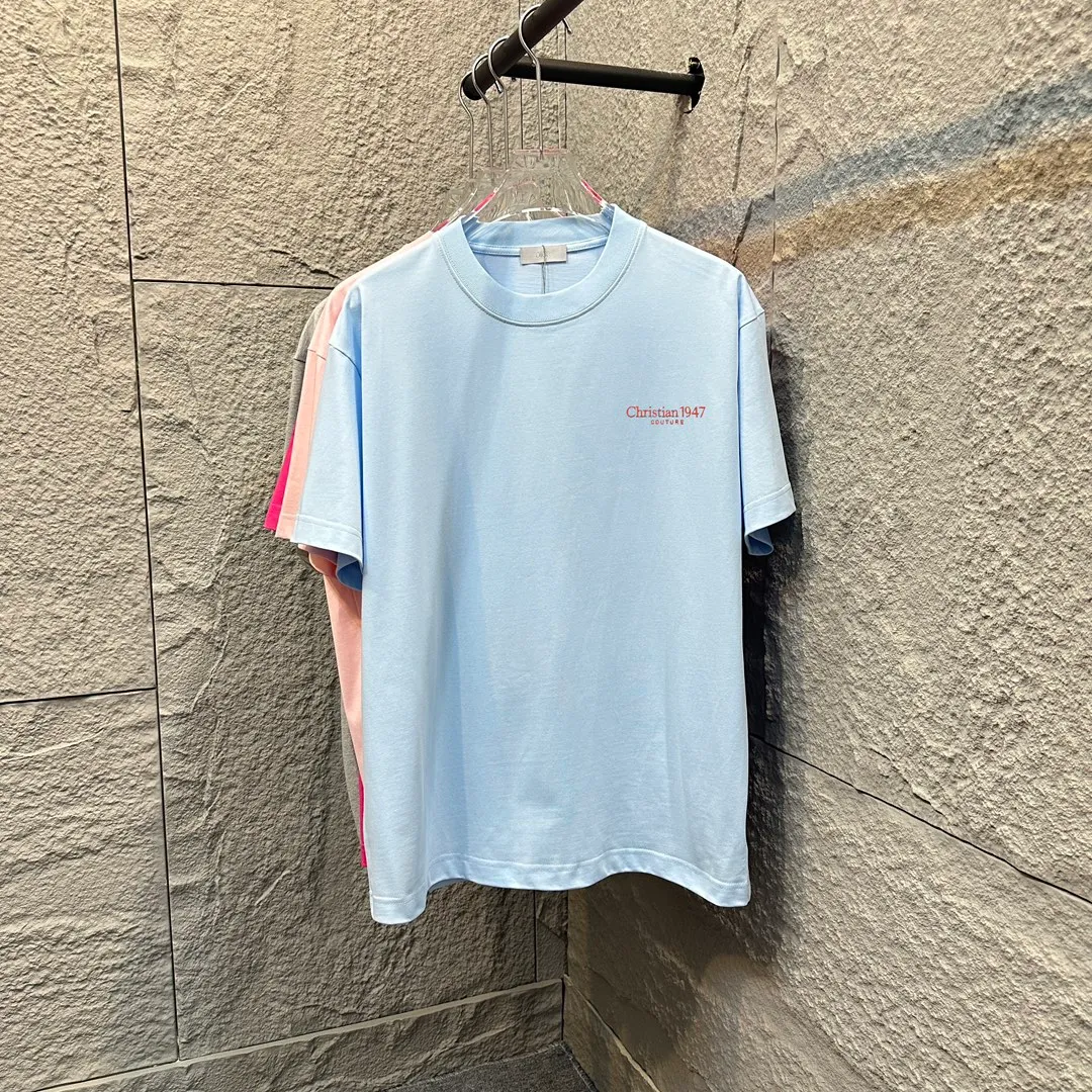 🅿️180 Dio*Dior* 2025 spring and summer style Classic letters 1947 embroidered personalized logo Customized double yarn plain cotton fabric Short-sleeved T-shirt Uniform for men and women Color: Angora red black white light blue Size: S (90-130 catties) M (120-150 catties) L (140-165 catties) XL (160-180 pounds) XXL (180-210 pounds)