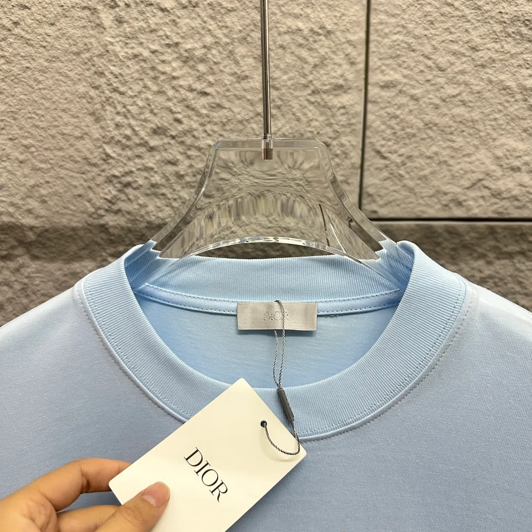 🅿️180 Dio*Dior* 2025 spring and summer style Classic letters 1947 embroidered personalized logo Customized double yarn plain cotton fabric Short-sleeved T-shirt Uniform for men and women Color: Angora red black white light blue Size: S (90-130 catties) M (120-150 catties) L (140-165 catties) XL (160-180 pounds) XXL (180-210 pounds)