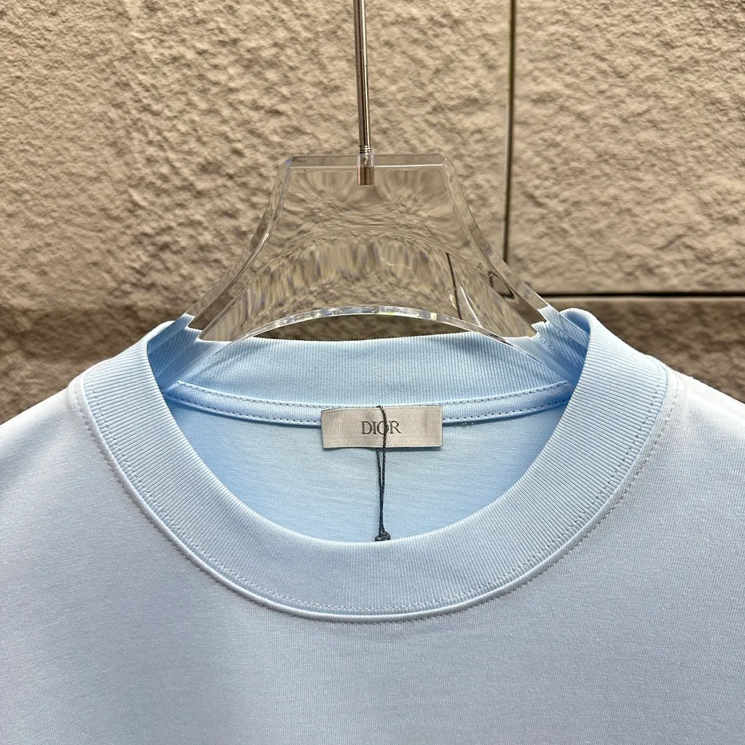 🅿️180 Dio*Dior* 2025 spring and summer style Classic letters 1947 embroidered personalized logo Customized double yarn plain cotton fabric Short-sleeved T-shirt Uniform for men and women Color: Angora red black white light blue Size: S (90-130 catties) M (120-150 catties) L (140-165 catties) XL (160-180 pounds) XXL (180-210 pounds)