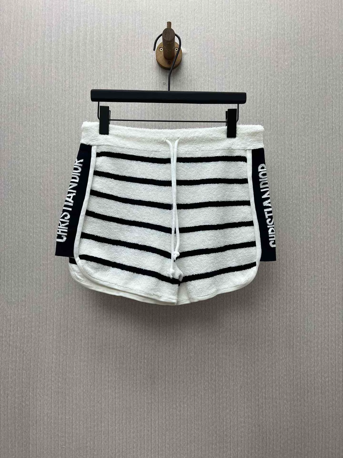 🅿️500 Dior 25ss new Dioriviera shorts, white and navy blue cotton blend terry jersey fabric, D-Stripes pattern. This shorts is from the Dioriviera limited series, decorated with white and navy blue D-Stripes pattern. Crafted from cotton-blend terry jersey in a simple silhouette with a drawstring waist and Christian Dior signature on the side. Wear with the matching cardigan for a sophisticated Dioriviera look. Size: S.M.L.