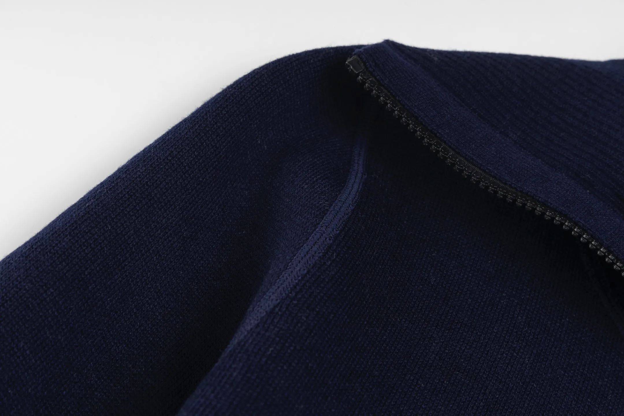 🅿️530 CD 25FW presbyopic double-sided military collar zipper knitted jacket (navy blue). The original purchase was 32,000 and developed. The fabric is carefully made of high-quality cashmere blended knitted fabric. This DIOR cardigan reinterprets the brand's classic logo in an innovative way. The double-sided design brings two wearing styles: one side is simple and pure gray, and the other side shows the iconic Oblique print pattern. The short slim fit and front zipper closure make it easy to wear on a daily basis. The details are ribbed on the collar, cuffs and hem to ensure comfort and maintain the silhouette. The medium-thick knit gives the garment just the right amount of warmth and drape. The lining-free design maintains the overall lightness. Professional dry cleaning is recommended. This cardigan can be layered with Oblique printed items from the same series to easily create a layered and exquisite look, perfectly demonstrating DIOR's ultimate pursuit of materials and craftsmanship. Size:S/M/L