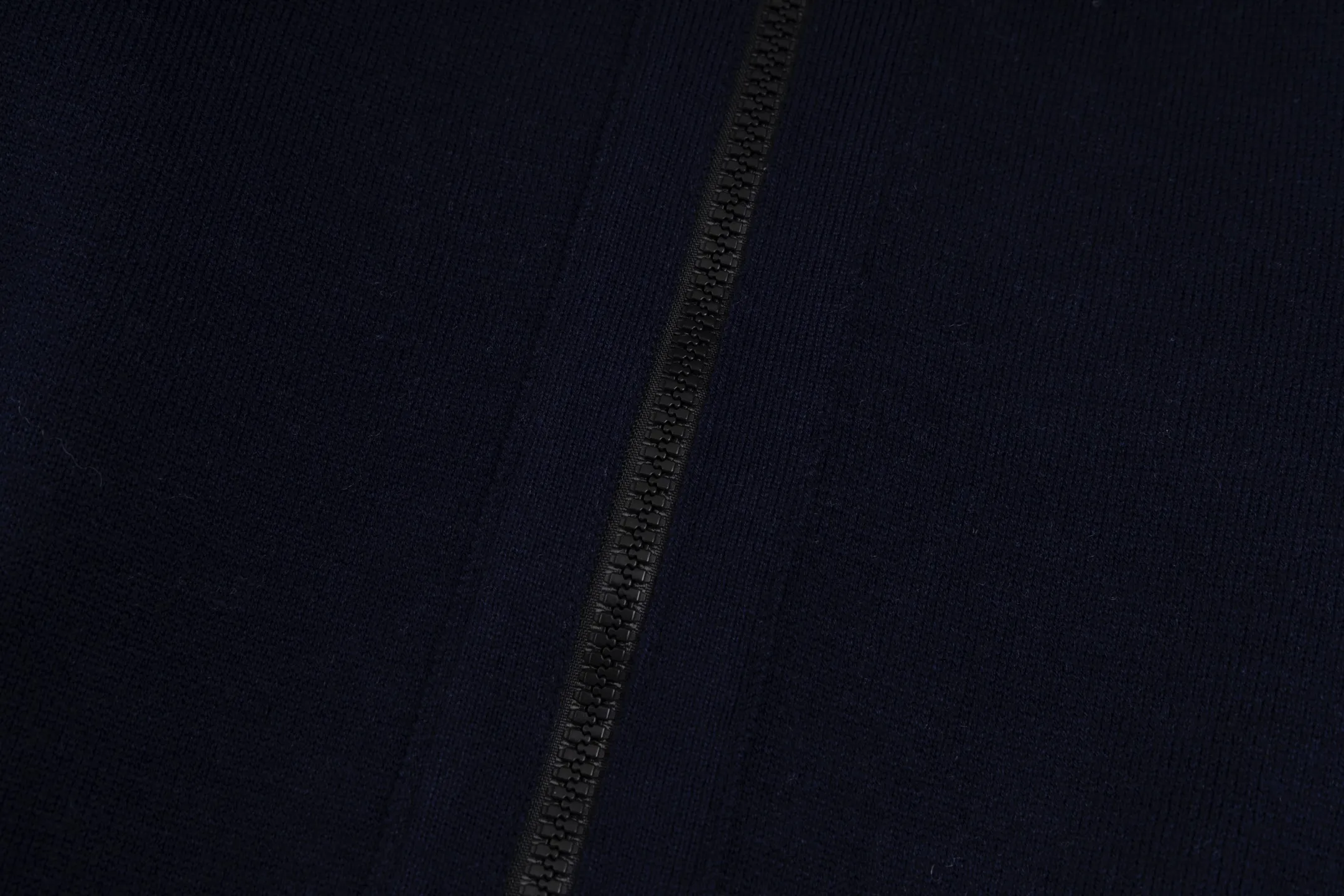🅿️530 CD 25FW presbyopic double-sided military collar zipper knitted jacket (navy blue). The original purchase was 32,000 and developed. The fabric is carefully made of high-quality cashmere blended knitted fabric. This DIOR cardigan reinterprets the brand's classic logo in an innovative way. The double-sided design brings two wearing styles: one side is simple and pure gray, and the other side shows the iconic Oblique print pattern. The short slim fit and front zipper closure make it easy to wear on a daily basis. The details are ribbed on the collar, cuffs and hem to ensure comfort and maintain the silhouette. The medium-thick knit gives the garment just the right amount of warmth and drape. The lining-free design maintains the overall lightness. Professional dry cleaning is recommended. This cardigan can be layered with Oblique printed items from the same series to easily create a layered and exquisite look, perfectly demonstrating DIOR's ultimate pursuit of materials and craftsmanship. Size:S/M/L
