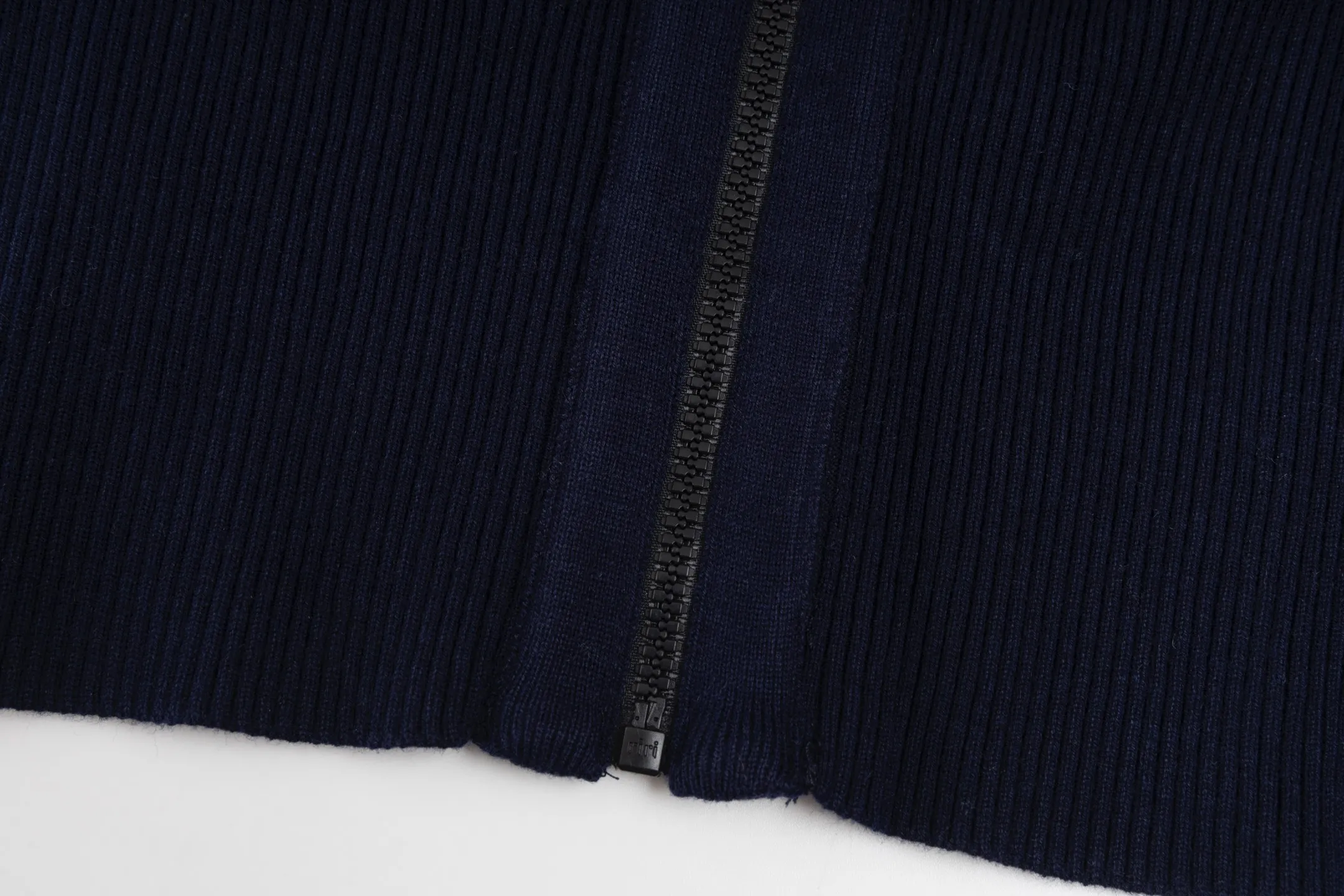 🅿️530 CD 25FW presbyopic double-sided military collar zipper knitted jacket (navy blue). The original purchase was 32,000 and developed. The fabric is carefully made of high-quality cashmere blended knitted fabric. This DIOR cardigan reinterprets the brand's classic logo in an innovative way. The double-sided design brings two wearing styles: one side is simple and pure gray, and the other side shows the iconic Oblique print pattern. The short slim fit and front zipper closure make it easy to wear on a daily basis. The details are ribbed on the collar, cuffs and hem to ensure comfort and maintain the silhouette. The medium-thick knit gives the garment just the right amount of warmth and drape. The lining-free design maintains the overall lightness. Professional dry cleaning is recommended. This cardigan can be layered with Oblique printed items from the same series to easily create a layered and exquisite look, perfectly demonstrating DIOR's ultimate pursuit of materials and craftsmanship. Size:S/M/L