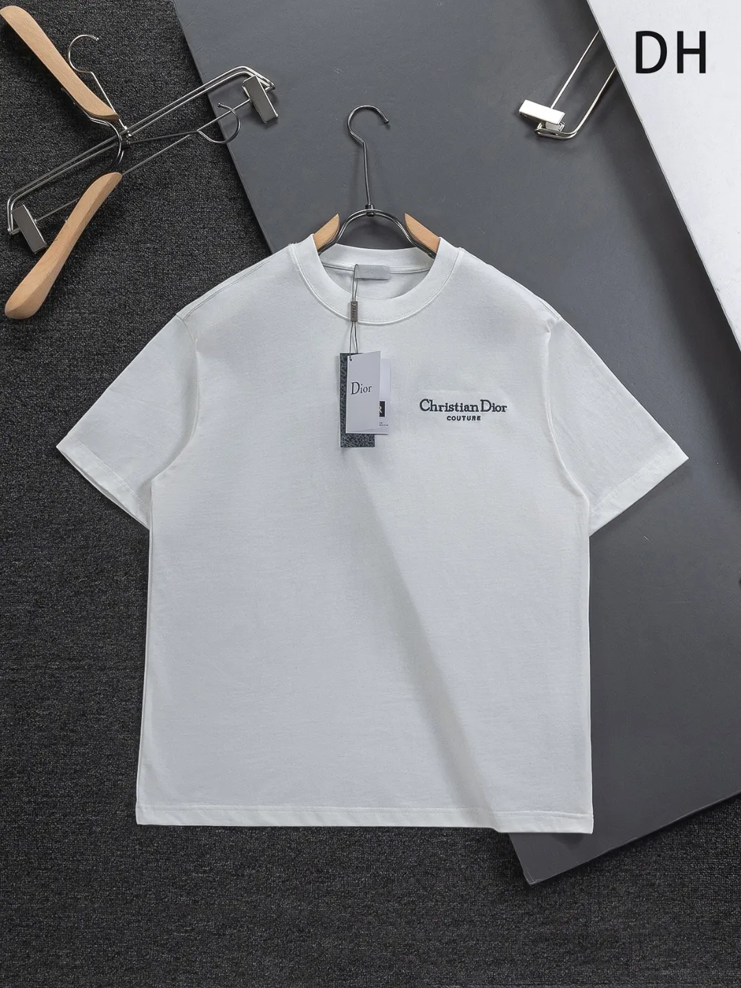 🅿️200 DIOR Dior Dior CD micro wide version S-XL Dior 26ss official website is always unbeatable classic style permanent boutique counter timeless classic style simple letter logo on chest🪡 embroidery + velvet simple letter logo on back🪡 embroidered logo heavy craftsmanship same style for men and women short-sleeved T-shirt, cotton blended terry jersey fabric, original development This is from the 2025 beachwear limited series. The full-logo jacquard towel highlights the classic Obliave flower. It is matched with an S-shaped round neck and topstitching. It is unique. The whole body is decorated with obliqve jacquard. The ribbed round neck is matched with V-shaped topstitching. Customized accessories. The whole body is customized and developed according to the Y-panel... Complete with three standards, it can control various styles and pay tribute to Dior's historic year! Coupled with the blessing of full-flower cotton material, both the upper body comfort and the existence are unparalleled. It can be said to be a must-have companion in summer. The excellent breathability and comfortable wearing feeling are unparalleled~ Recommended! ! Same style for men and women! Color: Black White Size: S-XL Size chart: S: Shoulder width 50-Bust 56-Length 70 M: Shoulder width 52-Bust 57-Length 72 L: Shoulder width 54-Bust 59-Length 74 XL: Shoulder width 56-Bust 62-Length 76