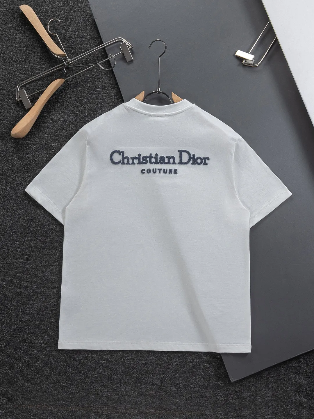 🅿️200 DIOR Dior Dior CD micro wide version S-XL Dior 26ss official website is always unbeatable classic style permanent boutique counter timeless classic style simple letter logo on chest🪡 embroidery + velvet simple letter logo on back🪡 embroidered logo heavy craftsmanship same style for men and women short-sleeved T-shirt, cotton blended terry jersey fabric, original development This is from the 2025 beachwear limited series. The full-logo jacquard towel highlights the classic Obliave flower. It is matched with an S-shaped round neck and topstitching. It is unique. The whole body is decorated with obliqve jacquard. The ribbed round neck is matched with V-shaped topstitching. Customized accessories. The whole body is customized and developed according to the Y-panel... Complete with three standards, it can control various styles and pay tribute to Dior's historic year! Coupled with the blessing of full-flower cotton material, both the upper body comfort and the existence are unparalleled. It can be said to be a must-have companion in summer. The excellent breathability and comfortable wearing feeling are unparalleled~ Recommended! ! Same style for men and women! Color: Black White Size: S-XL Size chart: S: Shoulder width 50-Bust 56-Length 70 M: Shoulder width 52-Bust 57-Length 72 L: Shoulder width 54-Bust 59-Length 74 XL: Shoulder width 56-Bust 62-Length 76