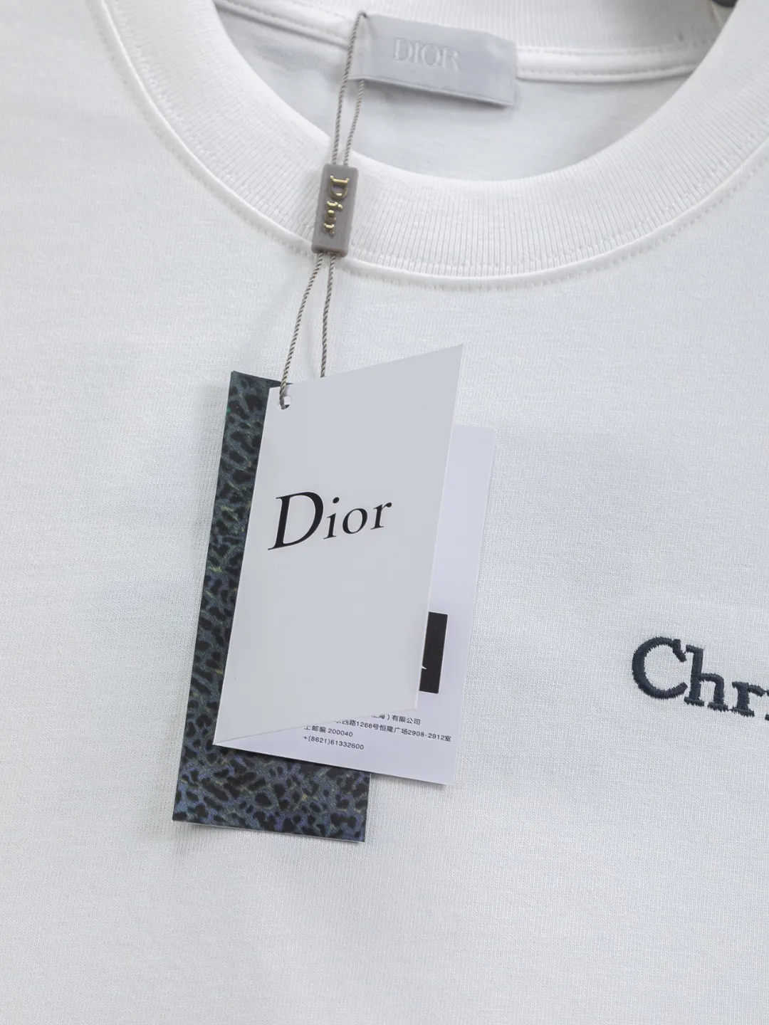 🅿️200 DIOR Dior Dior CD micro wide version S-XL Dior 26ss official website is always unbeatable classic style permanent boutique counter timeless classic style simple letter logo on chest🪡 embroidery + velvet simple letter logo on back🪡 embroidered logo heavy craftsmanship same style for men and women short-sleeved T-shirt, cotton blended terry jersey fabric, original development This is from the 2025 beachwear limited series. The full-logo jacquard towel highlights the classic Obliave flower. It is matched with an S-shaped round neck and topstitching. It is unique. The whole body is decorated with obliqve jacquard. The ribbed round neck is matched with V-shaped topstitching. Customized accessories. The whole body is customized and developed according to the Y-panel... Complete with three standards, it can control various styles and pay tribute to Dior's historic year! Coupled with the blessing of full-flower cotton material, both the upper body comfort and the existence are unparalleled. It can be said to be a must-have companion in summer. The excellent breathability and comfortable wearing feeling are unparalleled~ Recommended! ! Same style for men and women! Color: Black White Size: S-XL Size chart: S: Shoulder width 50-Bust 56-Length 70 M: Shoulder width 52-Bust 57-Length 72 L: Shoulder width 54-Bust 59-Length 74 XL: Shoulder width 56-Bust 62-Length 76